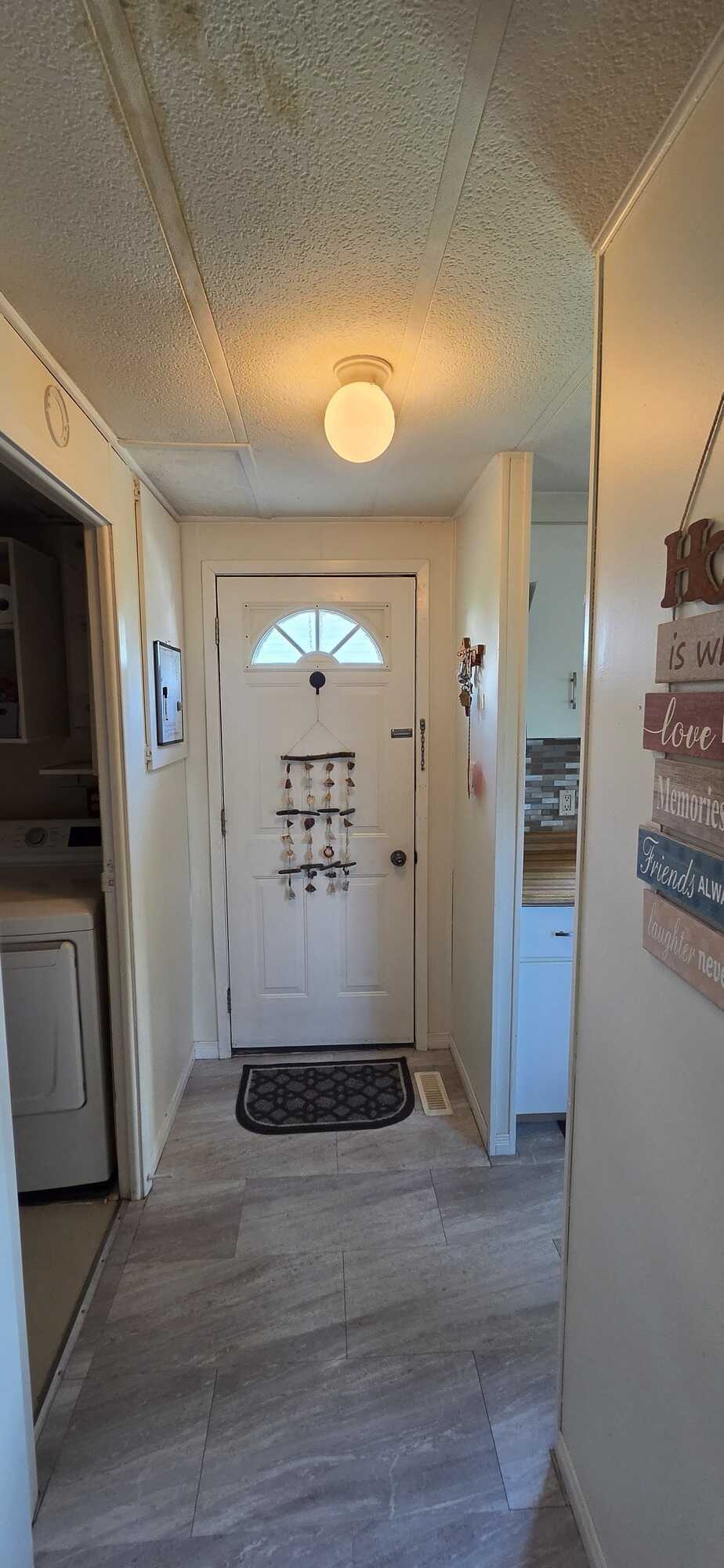 Cozy 3-Bedroom Home with Large Garage, Minutes from Fishing and Parks. 4