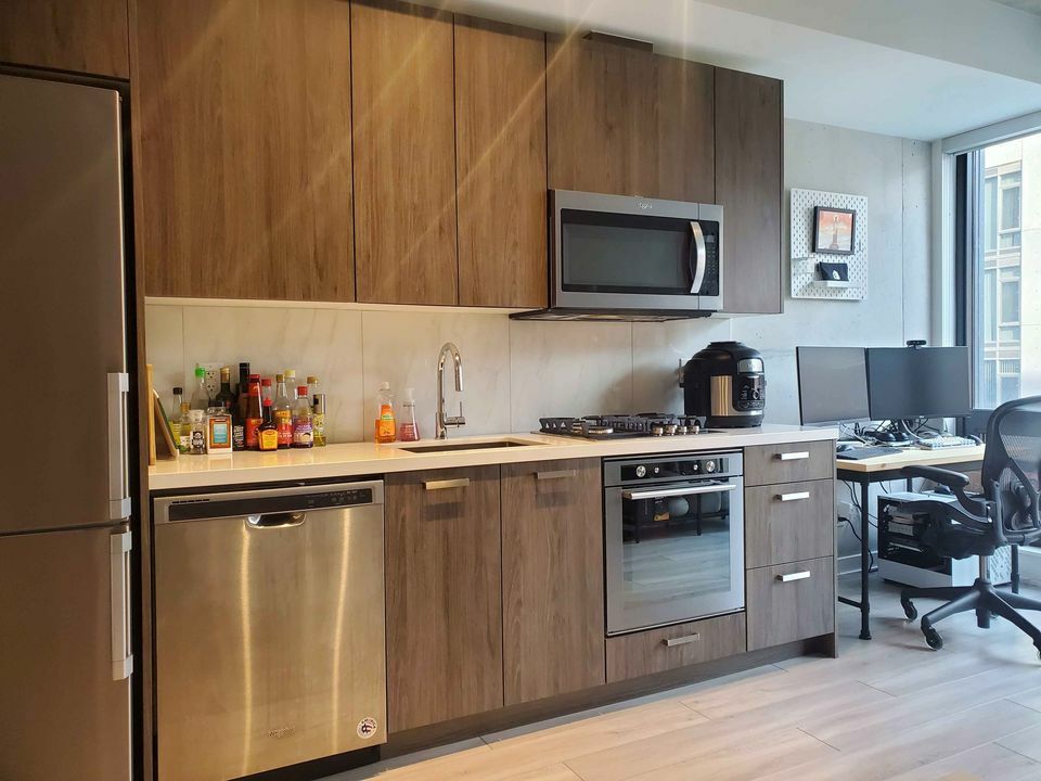 Unique opportunity to own or invest in a Chic Bachelor Unit in the Heart of Downtown Toronto's Fashion District. 5