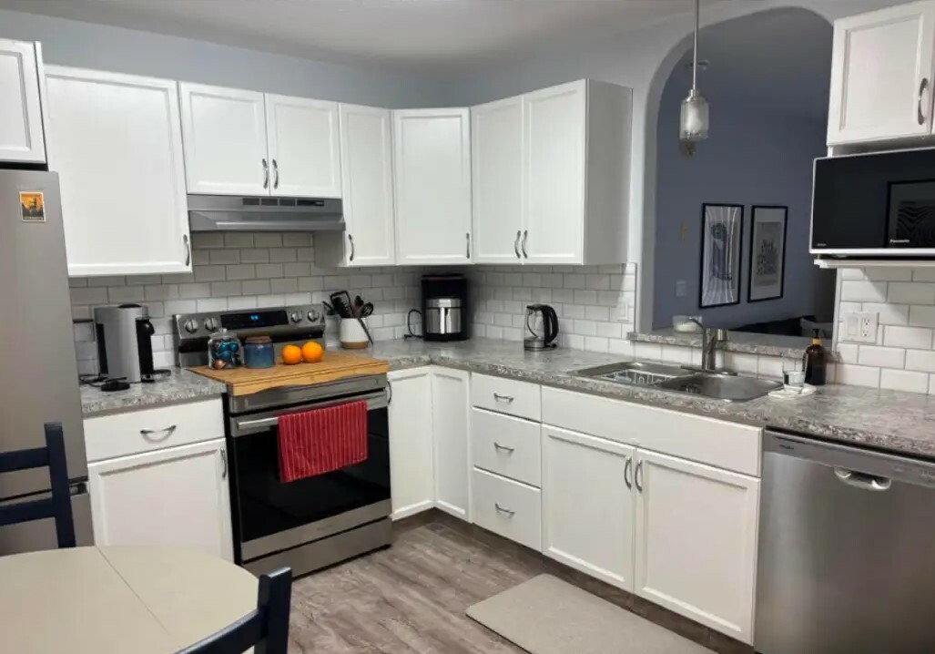Bright 2-Bed, 2-Bath 55+ Condo in Prime Leduc Location 4
