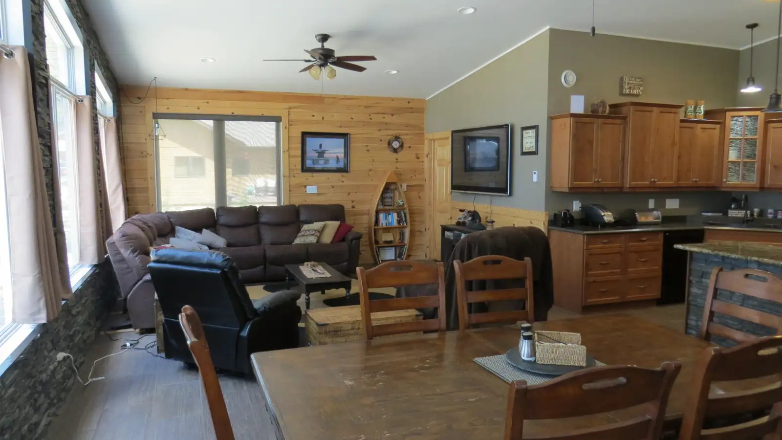 Lakefront 4 Season Home Child's Lake MB 5