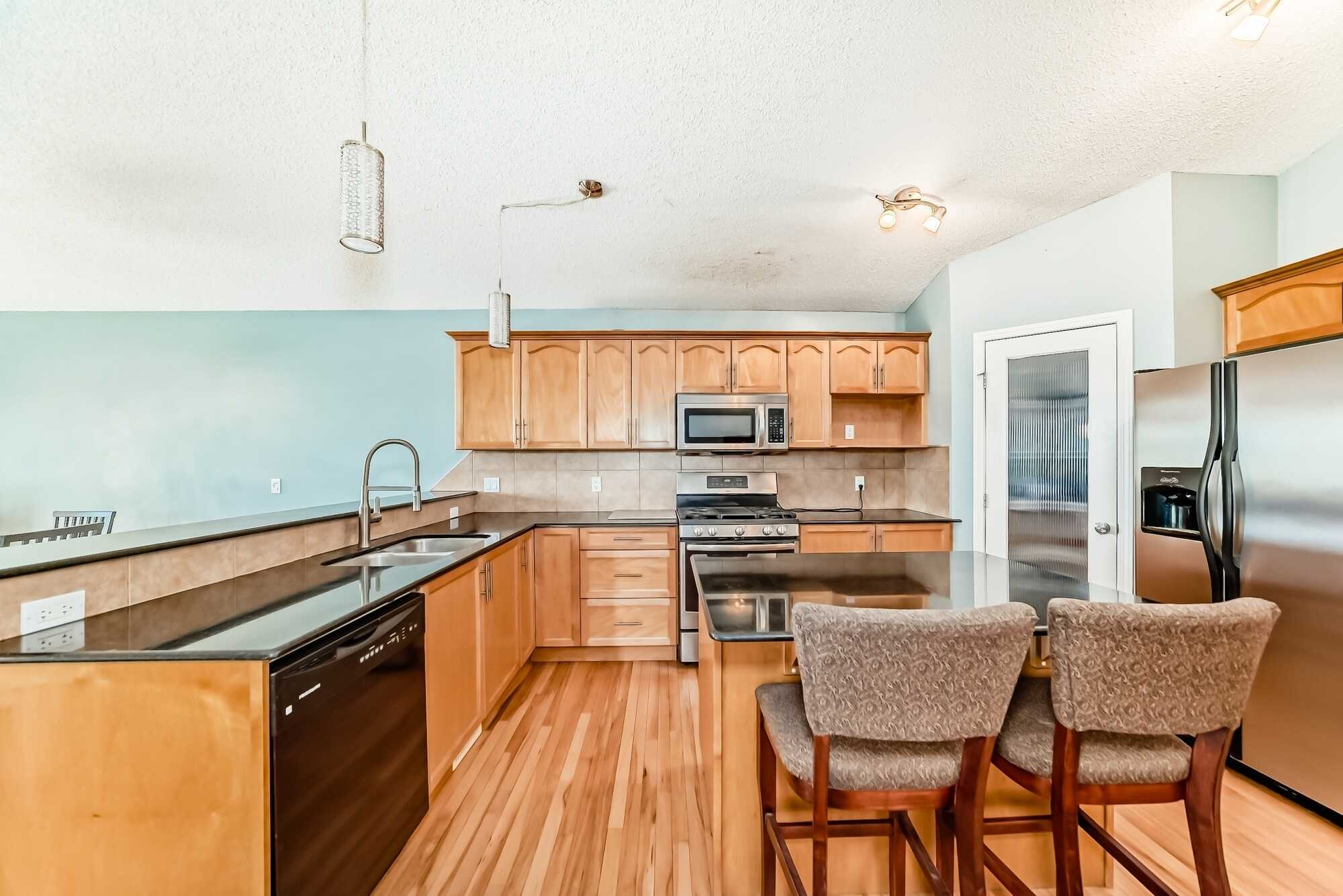 Walkout Bungalow with separate suite! On the Speargrass Golf Course! 5