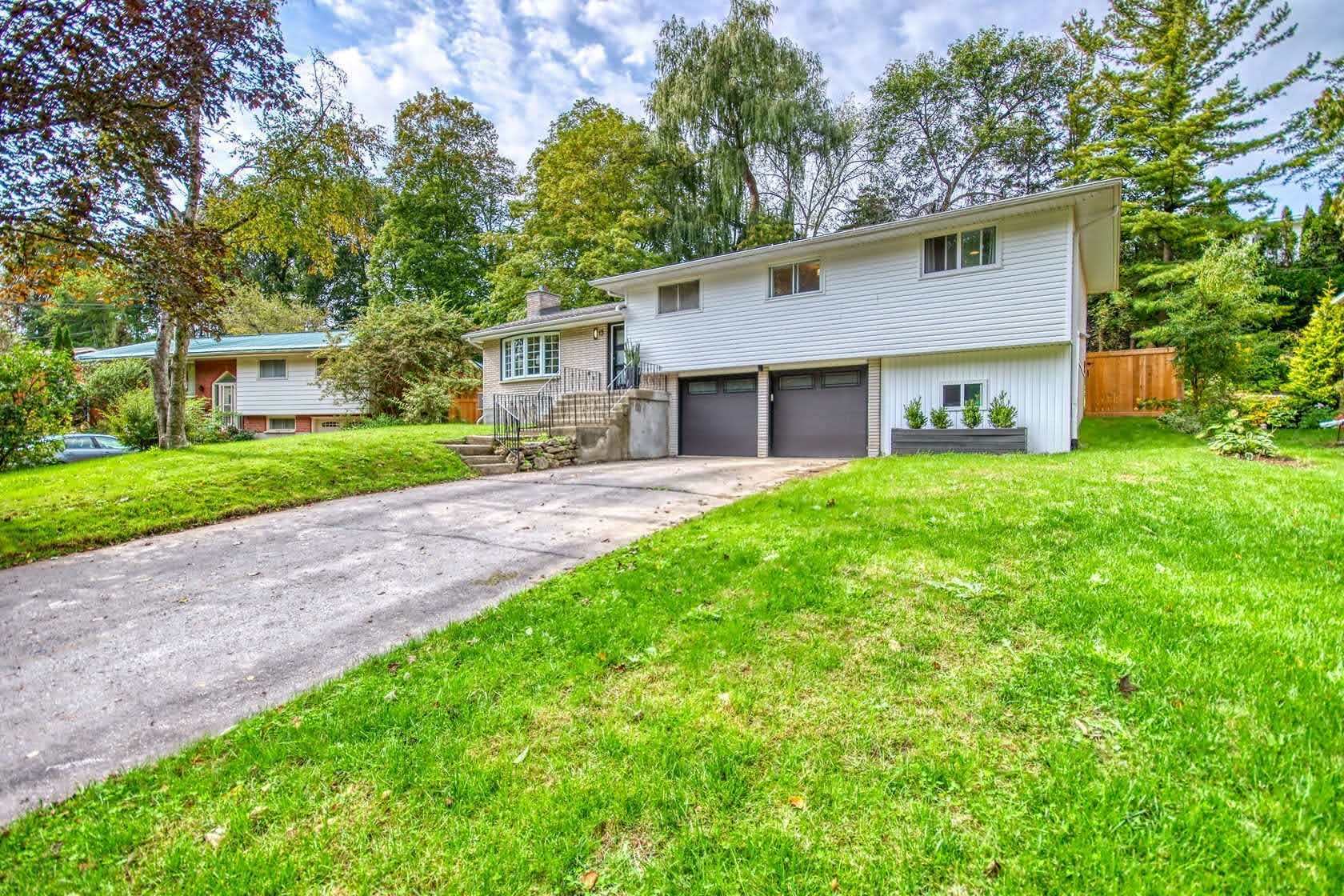 Beautiful 4 Bedroom/2 Full Bath Sidesplit Home on a Gorgeous Lot in Quinte West! Located Close to Hanna Park! 3