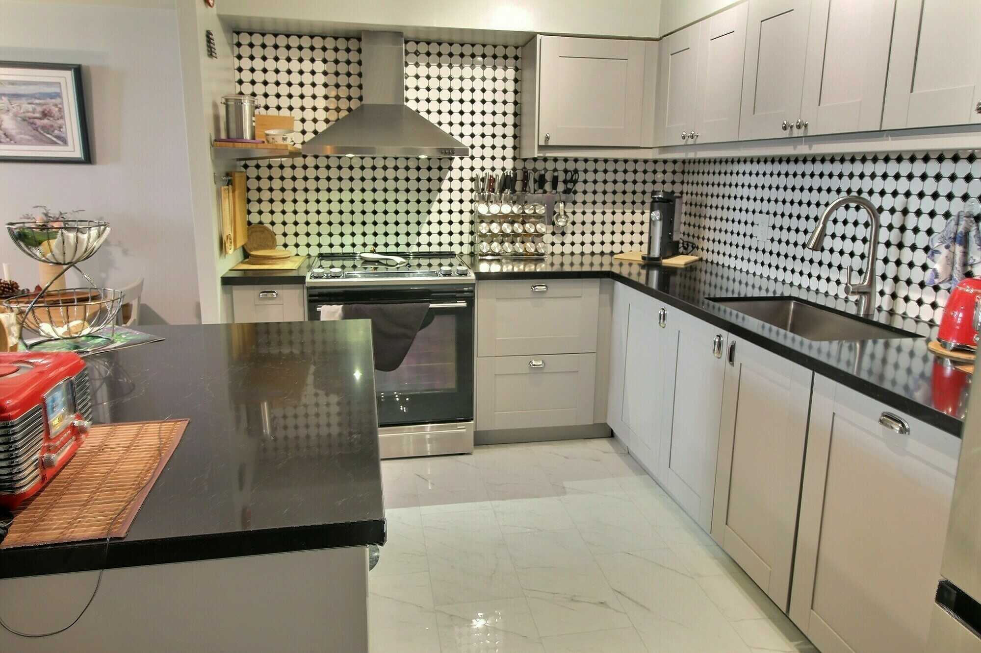 Welcome to Grandview Condominiums! Luxurious & carefree living in your own 3 bedroom (nearly 1100 sq ft) fully renovated unit with many upgrades. Fabulous central Newmarket location close to all amenities. 5