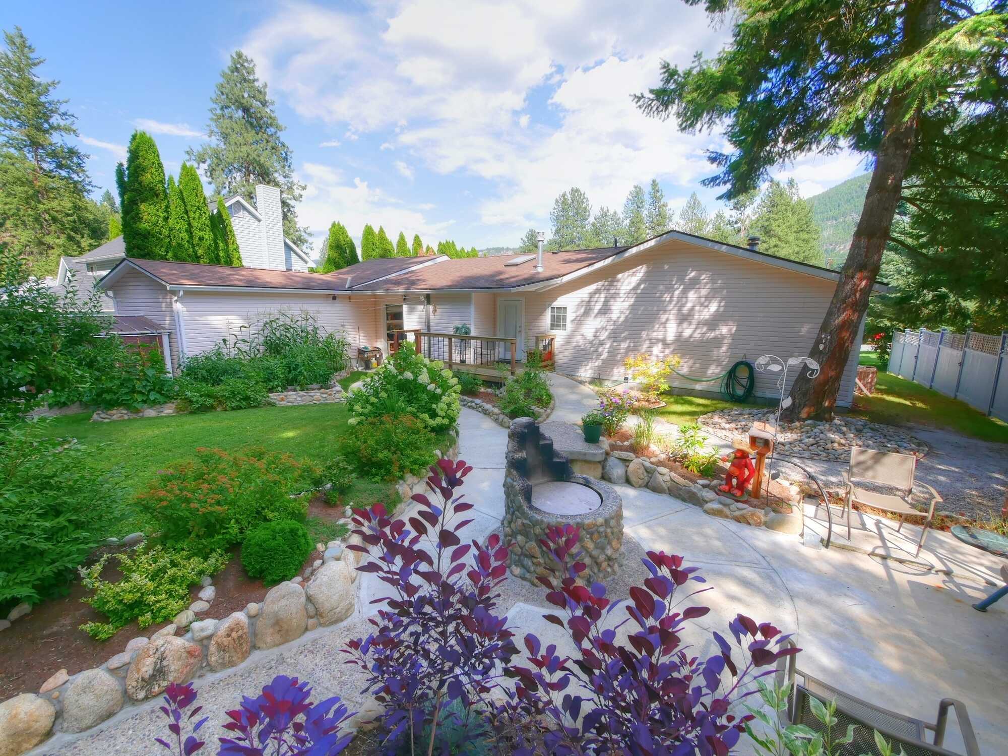 Beautifully maintained ranch style home – 3Bed 2Bath w/ attached Garage & MASSIVE Shop!  Quiet family neighbourhood *Beautifully landscaped 2