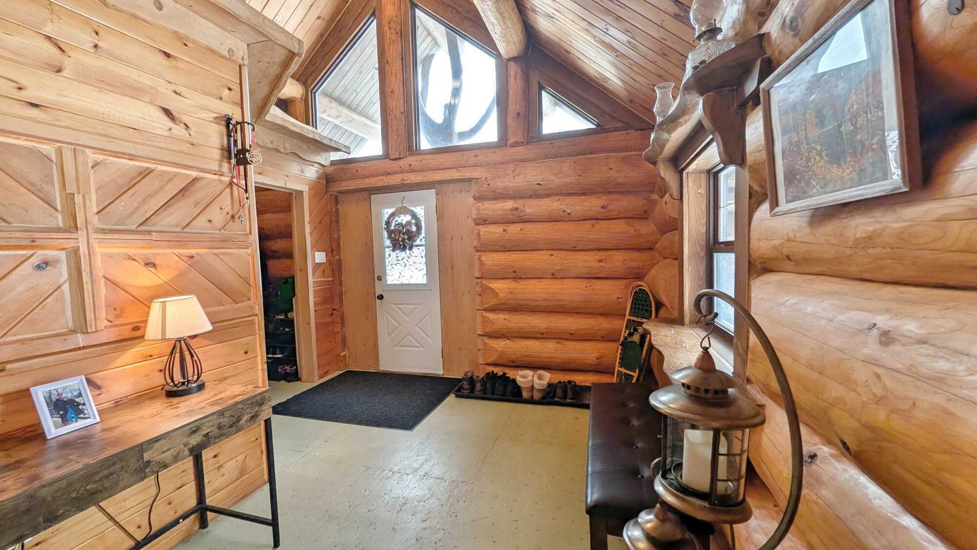 117-acre private estate – Exceptional log home
Domaine privé de 117 acres – Maison en bois rond d’exception 5