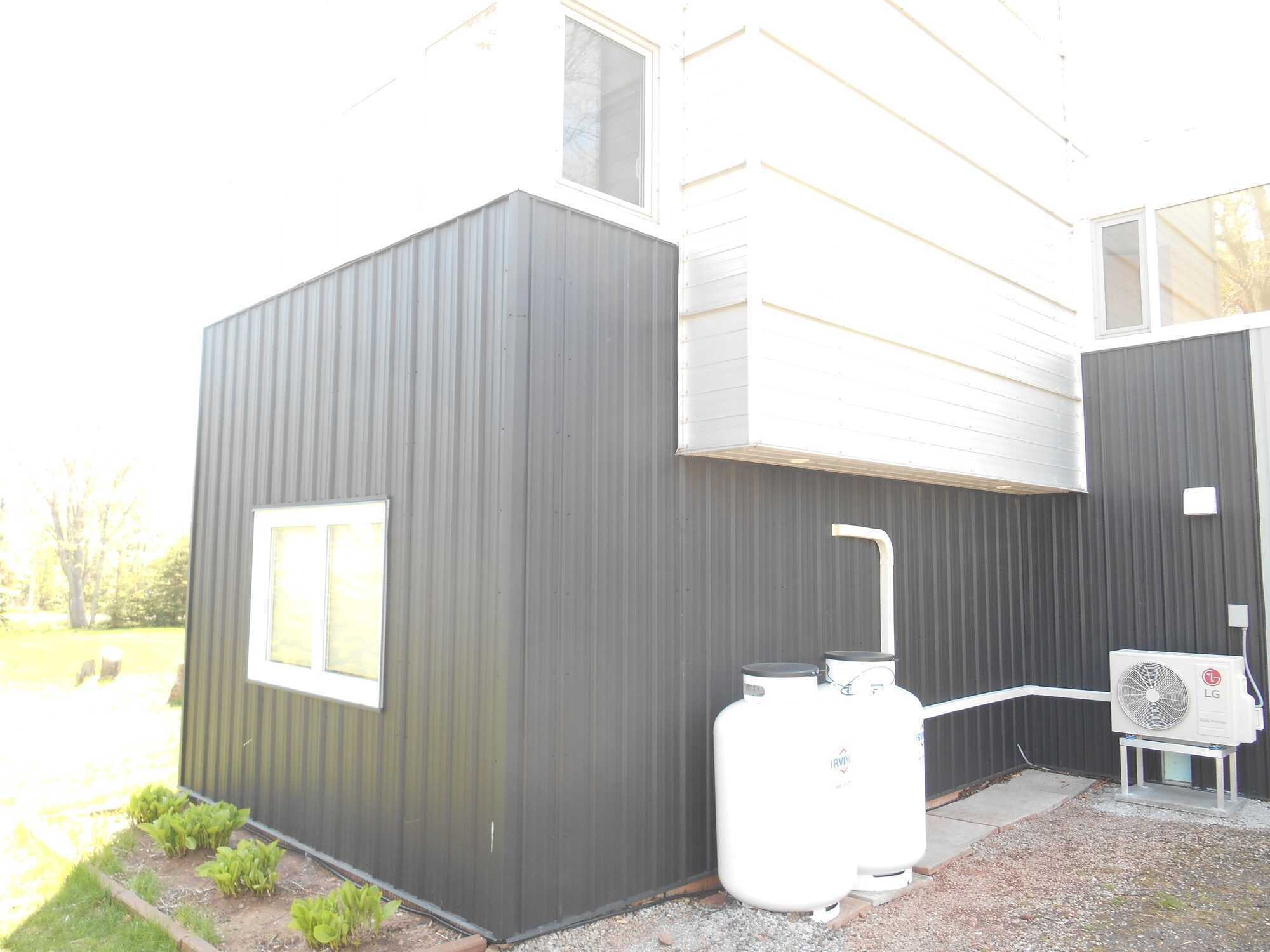 Modern Battery Point Brian MacKay-Lyons designed home on large extensively landscaped grounds. 4