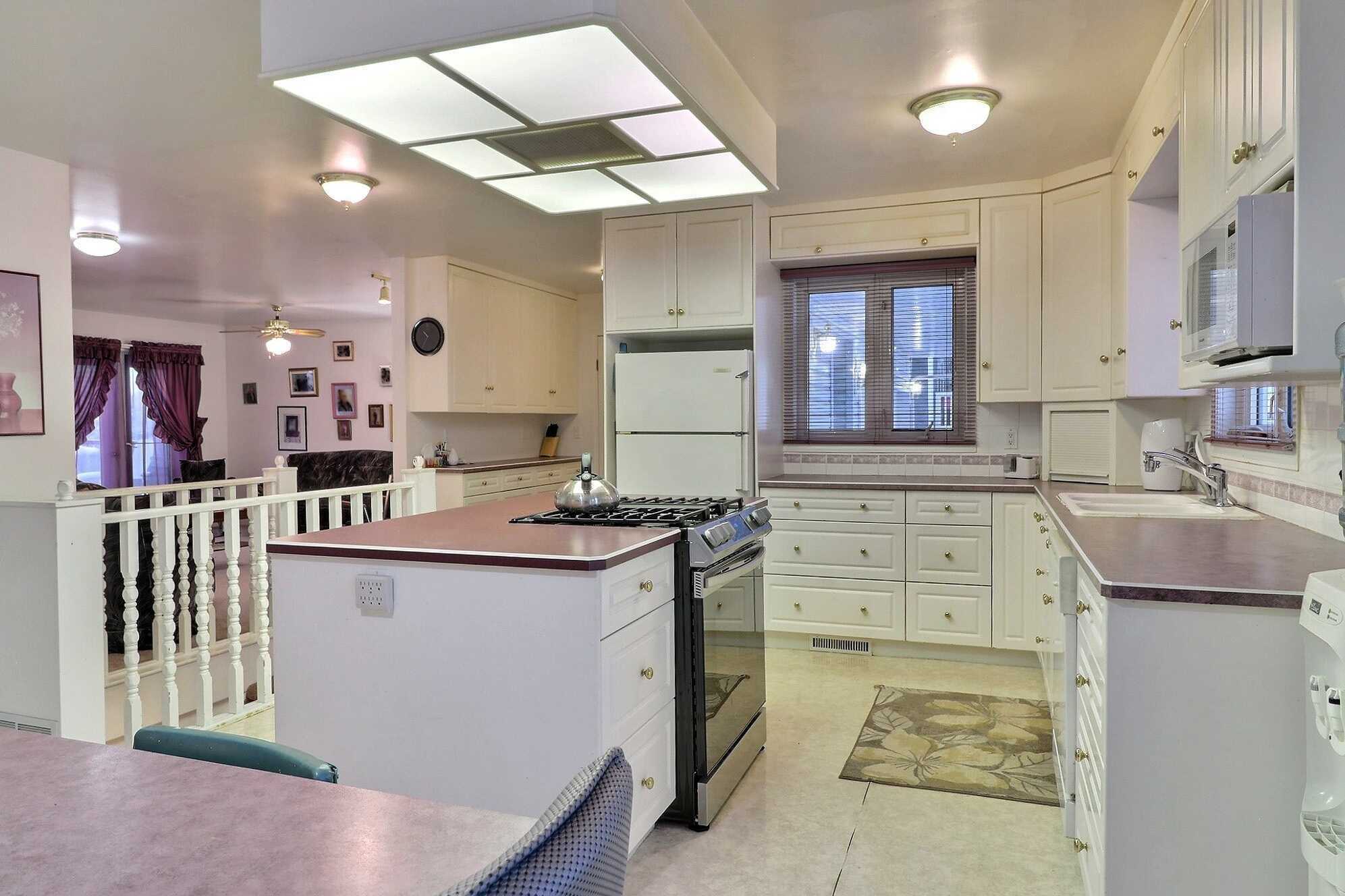 **PRICE REDUCED**
2372 sq.ft Family home with space for your growing family! 4