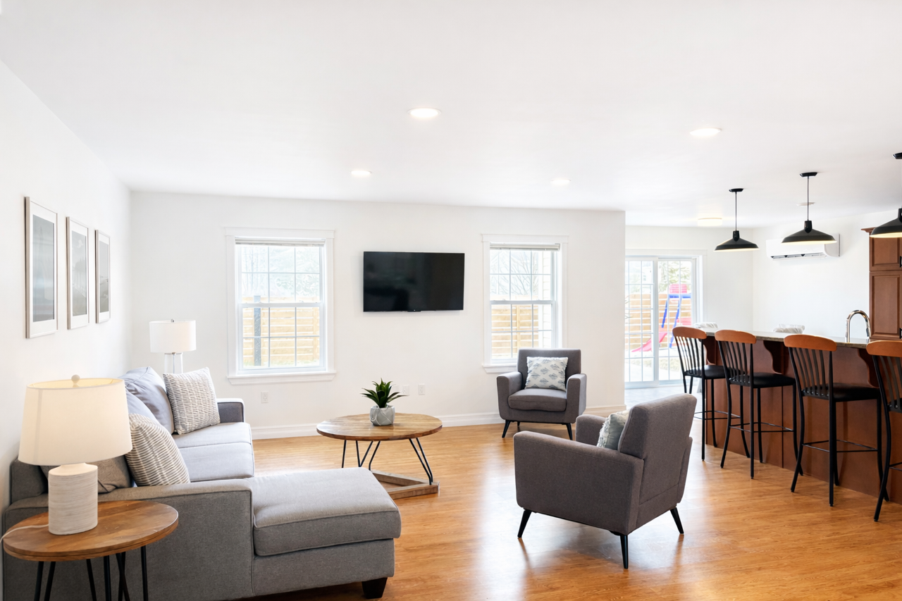 Bright, Open-Concept Living with High-End Finishes & Spacious Family Layout 3