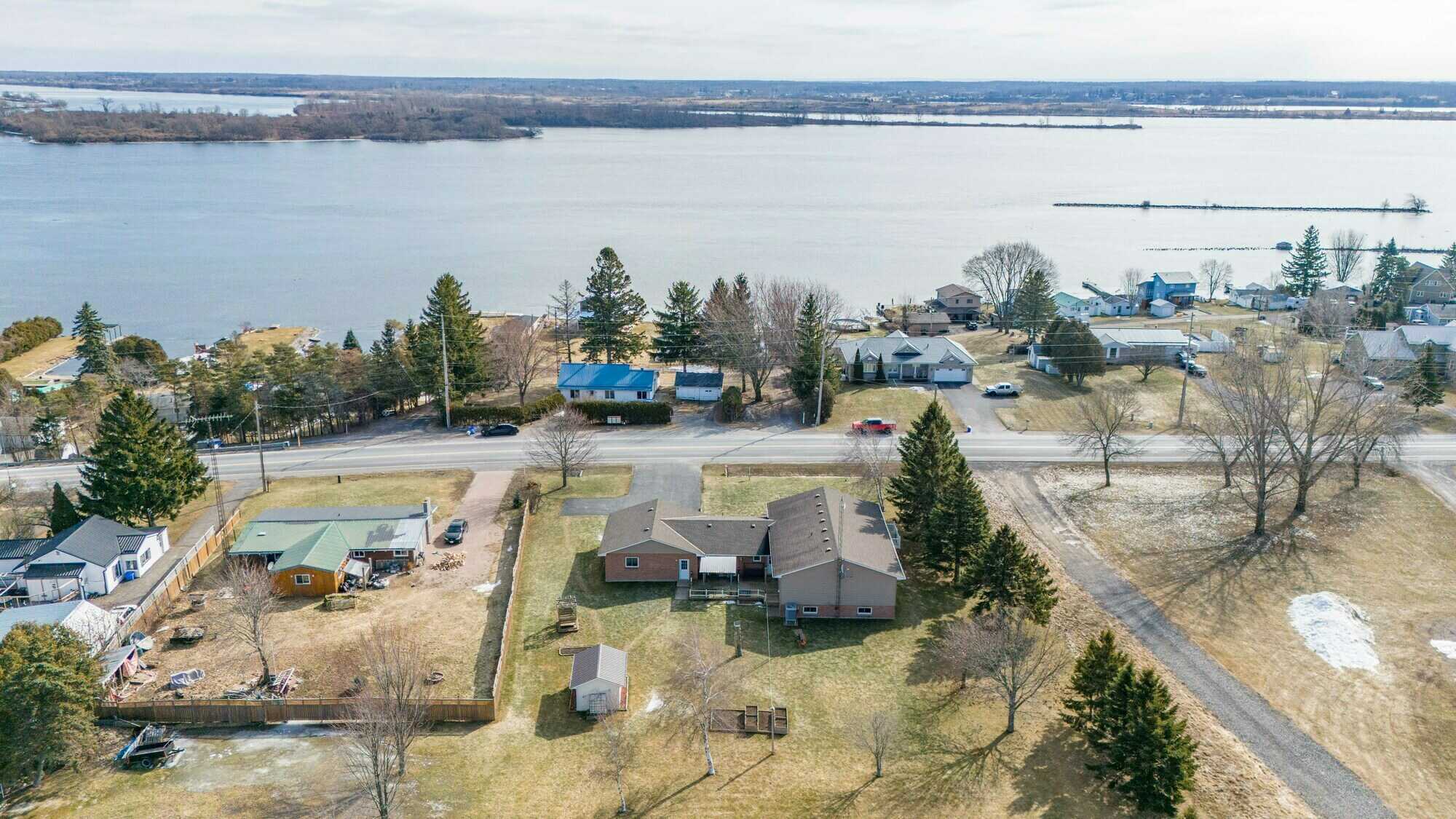 Stunning R-2000 Home near the St. Lawrence River 3