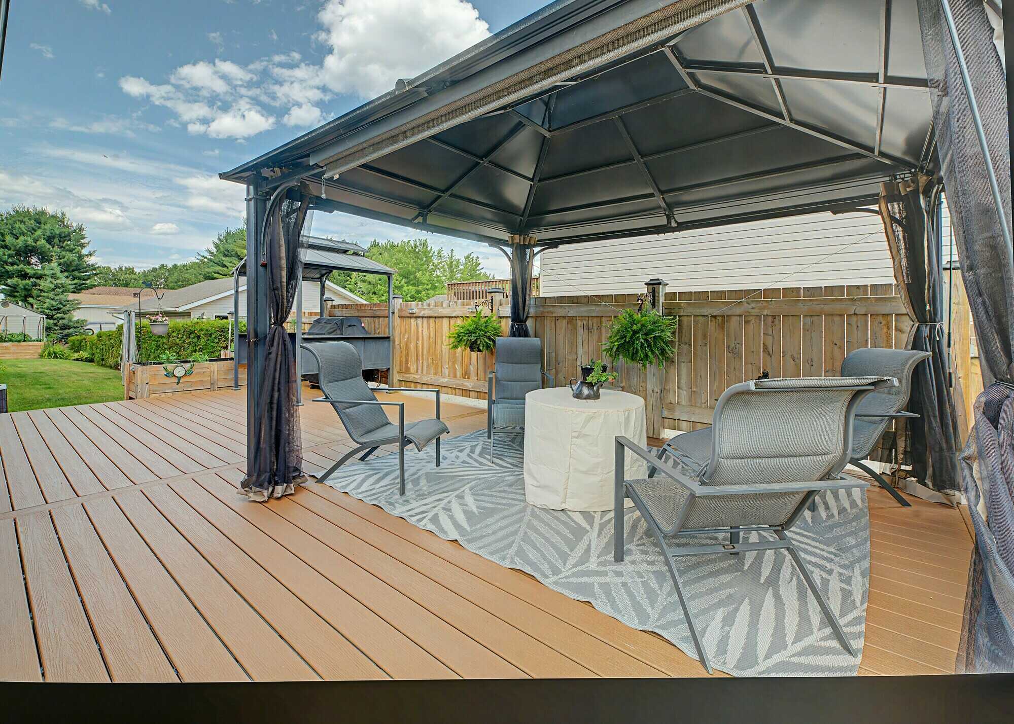 Impeccably Maintained Home, Move in Ready. Ideal Location, Beautiful Finishes Indoors and Outdoors. Just move in and enjoy! 5