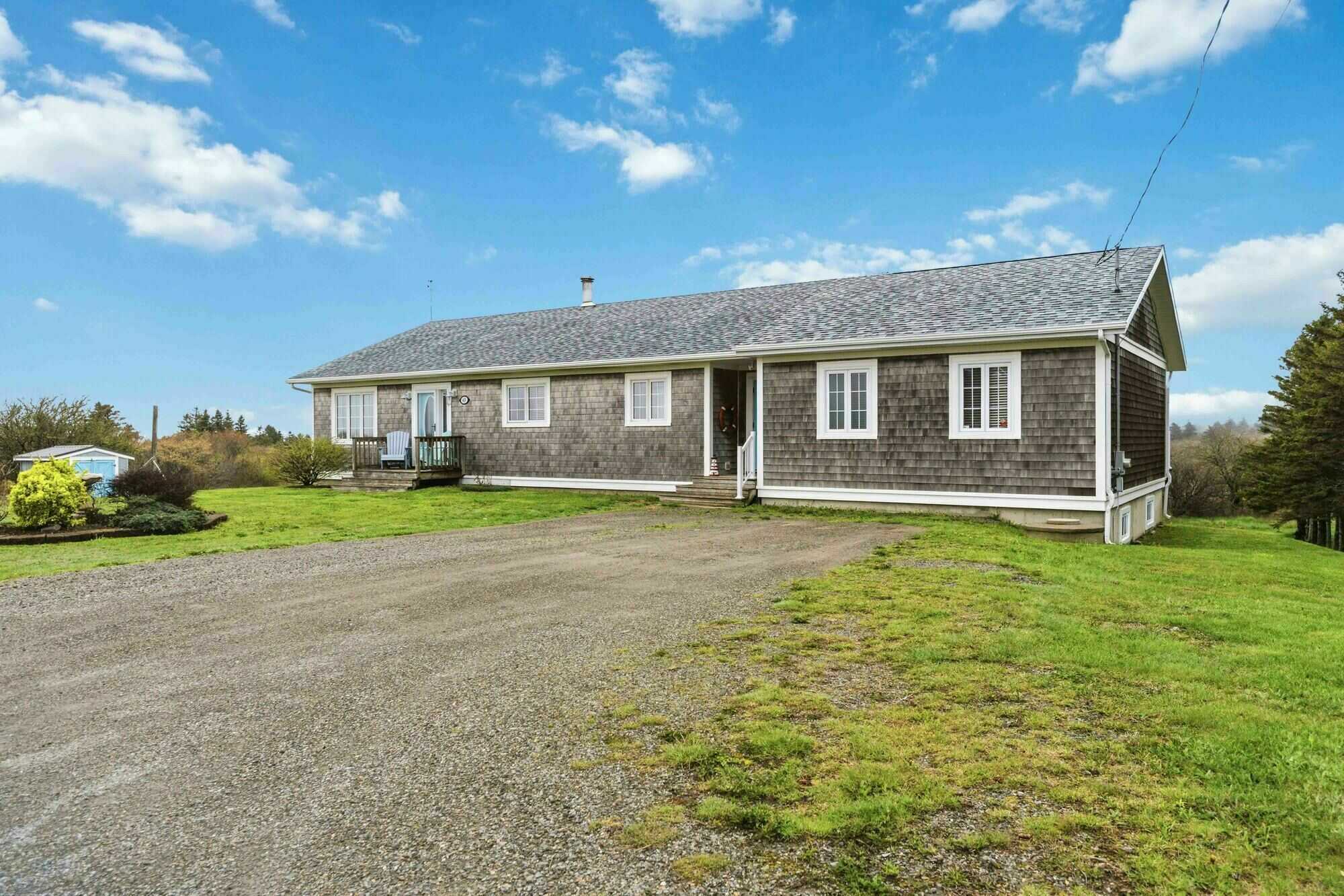 Ocean View Living on Nova Scotia’s Acadian Shore | 5 Bedroom Home Near Université Sainte-Anne 4