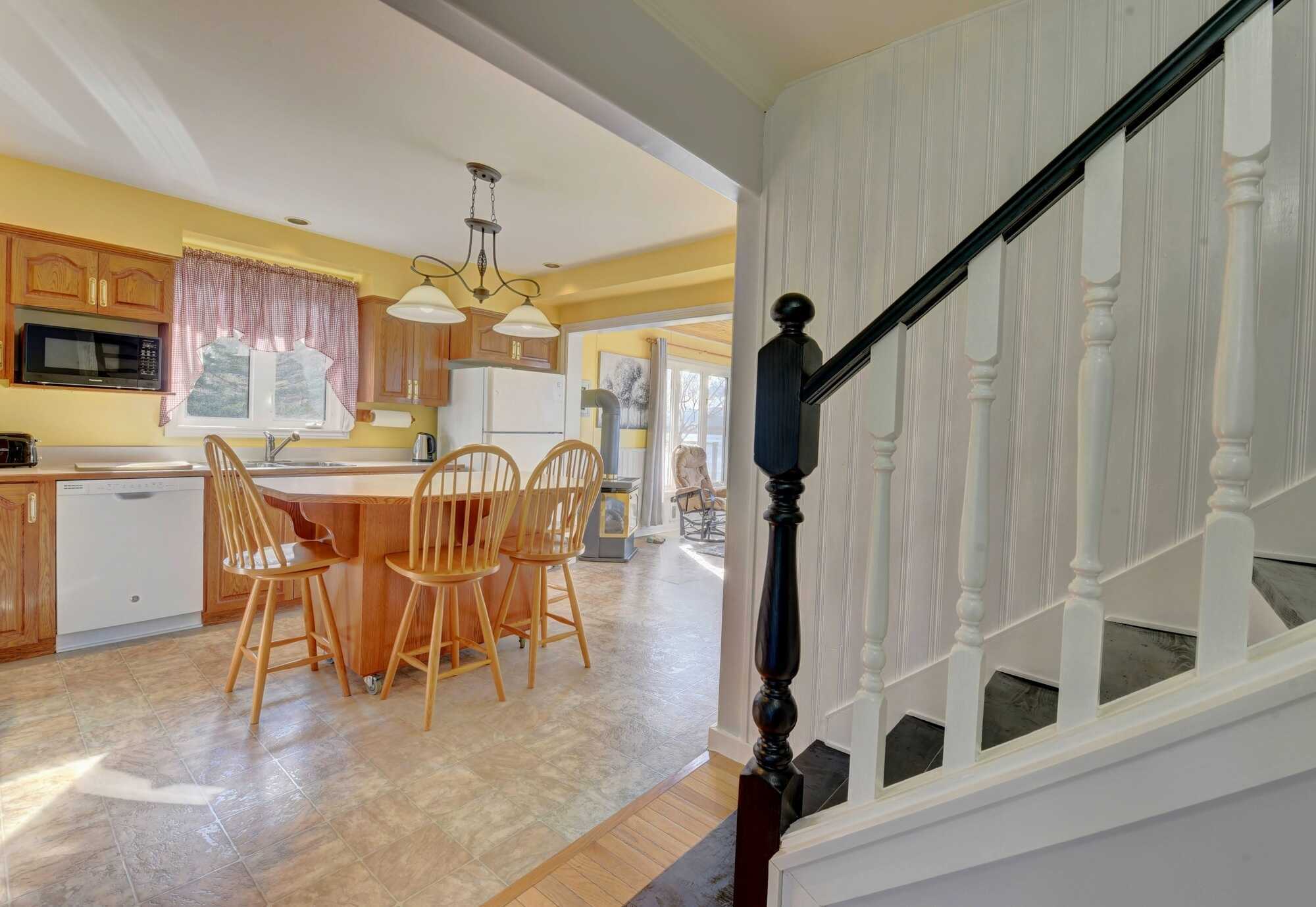 Mountains, river, and the ocean!!  Beautiful home with a guest house! 5