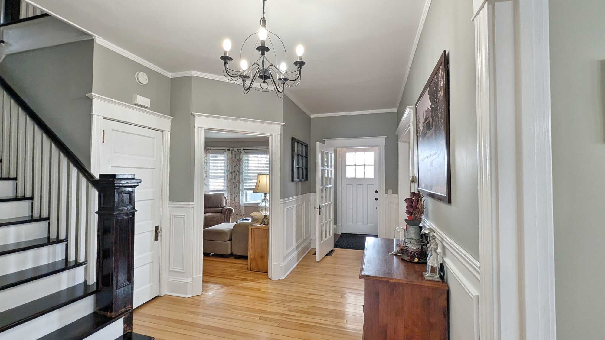 Superbe maison ancestrale au cœur de Bathurst | Emplacement de choix.
Stunning Character Home in the Heart of Bathurst | Prime Location. 3
