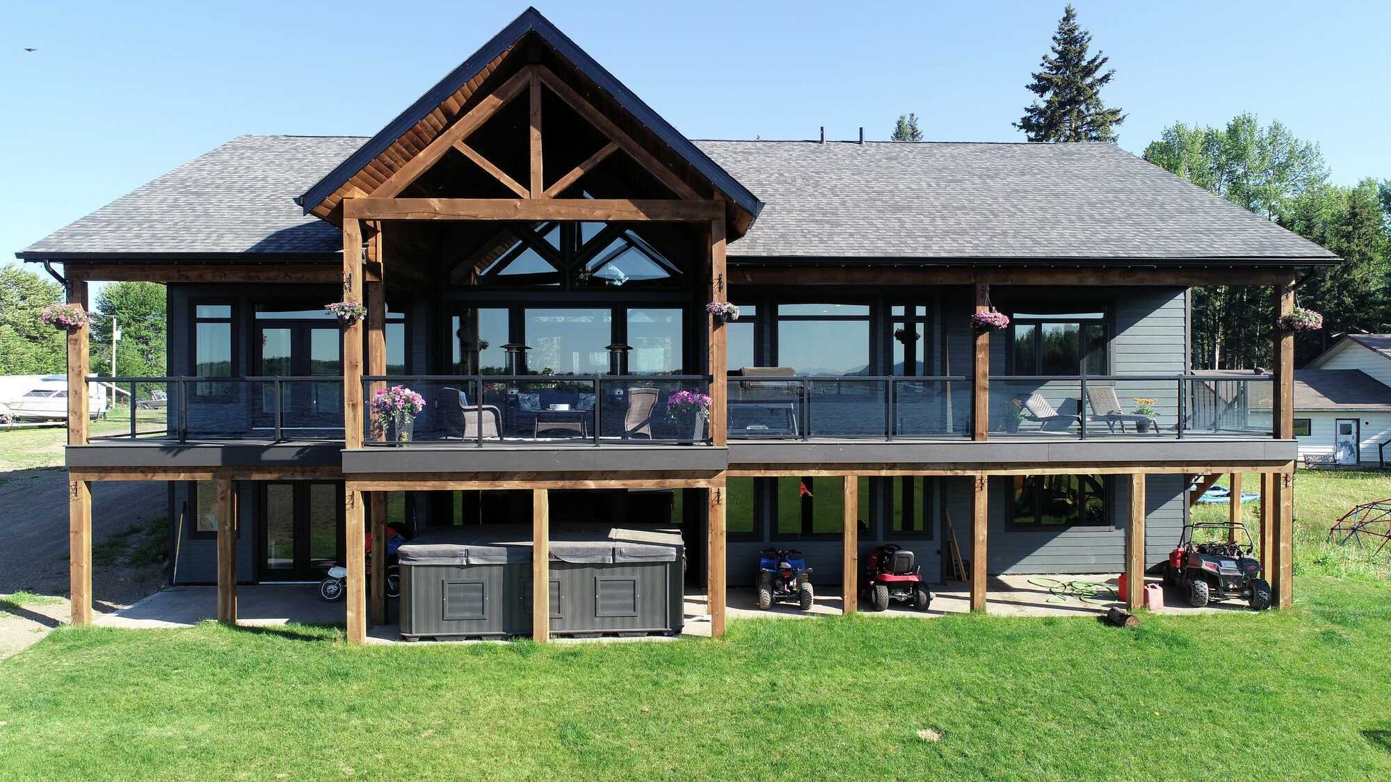 Exquisite Lakefront Executive Residence — Modern Design Meets Natural Beauty 3