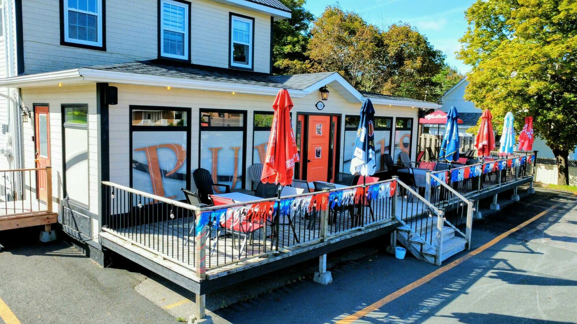 OPPORTUNITÉ D’AFFAIRES EXCEPTIONNELLE – RESTO-PUB CLÉ EN MAIN AU CŒUR DE CARAQUET! ---
EXCEPTIONAL BUSINESS OPPORTUNITY – TURNKEY RESTO-PUB IN THE HEART OF CARAQUET! 2