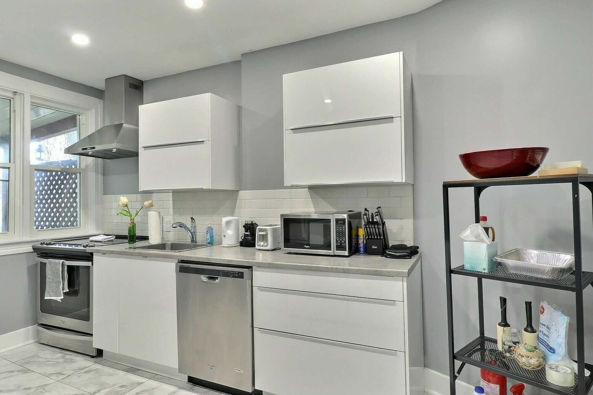 Lovingly Renovated ByWard Market Semi 4