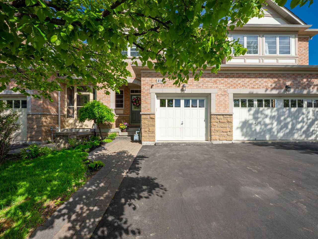 Charming Townhouse in Prime Location with Professionally Finished Walkout Basement! 5