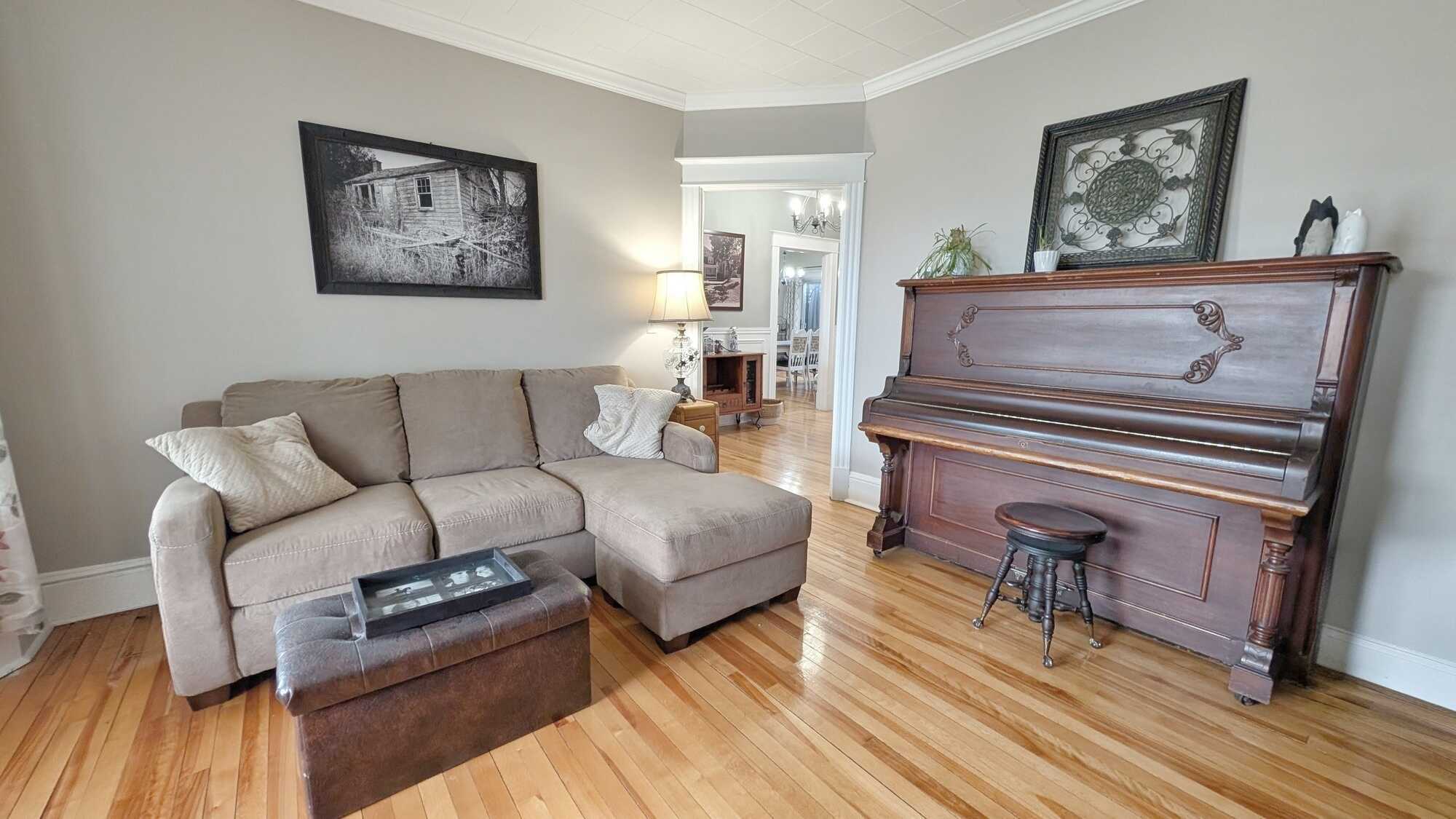 Superbe maison ancestrale au cœur de Bathurst | Emplacement de choix.
Stunning Character Home in the Heart of Bathurst | Prime Location. 5