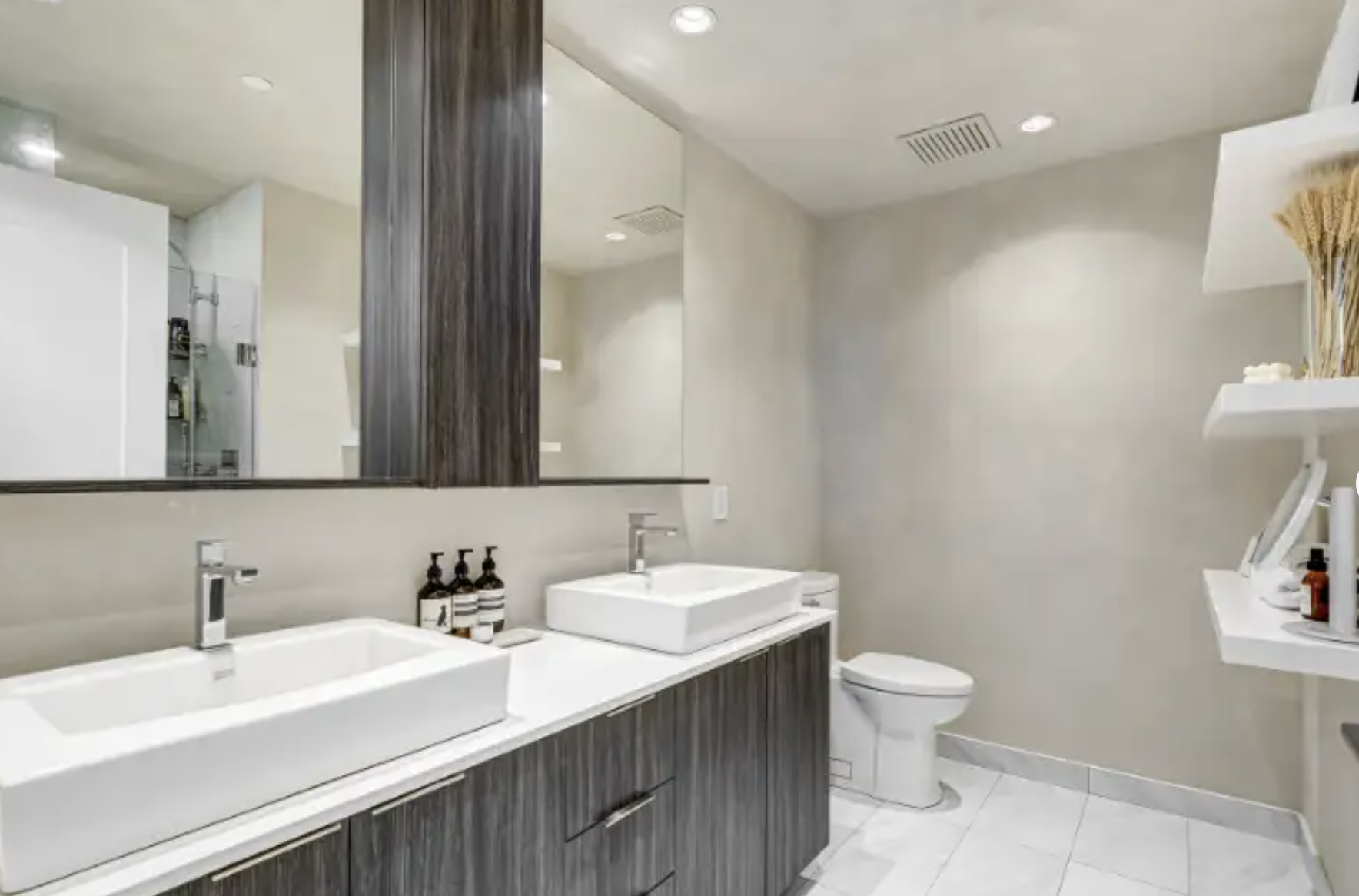 2+Den Unit + 2 garages + 2 lockers in Mimico 3