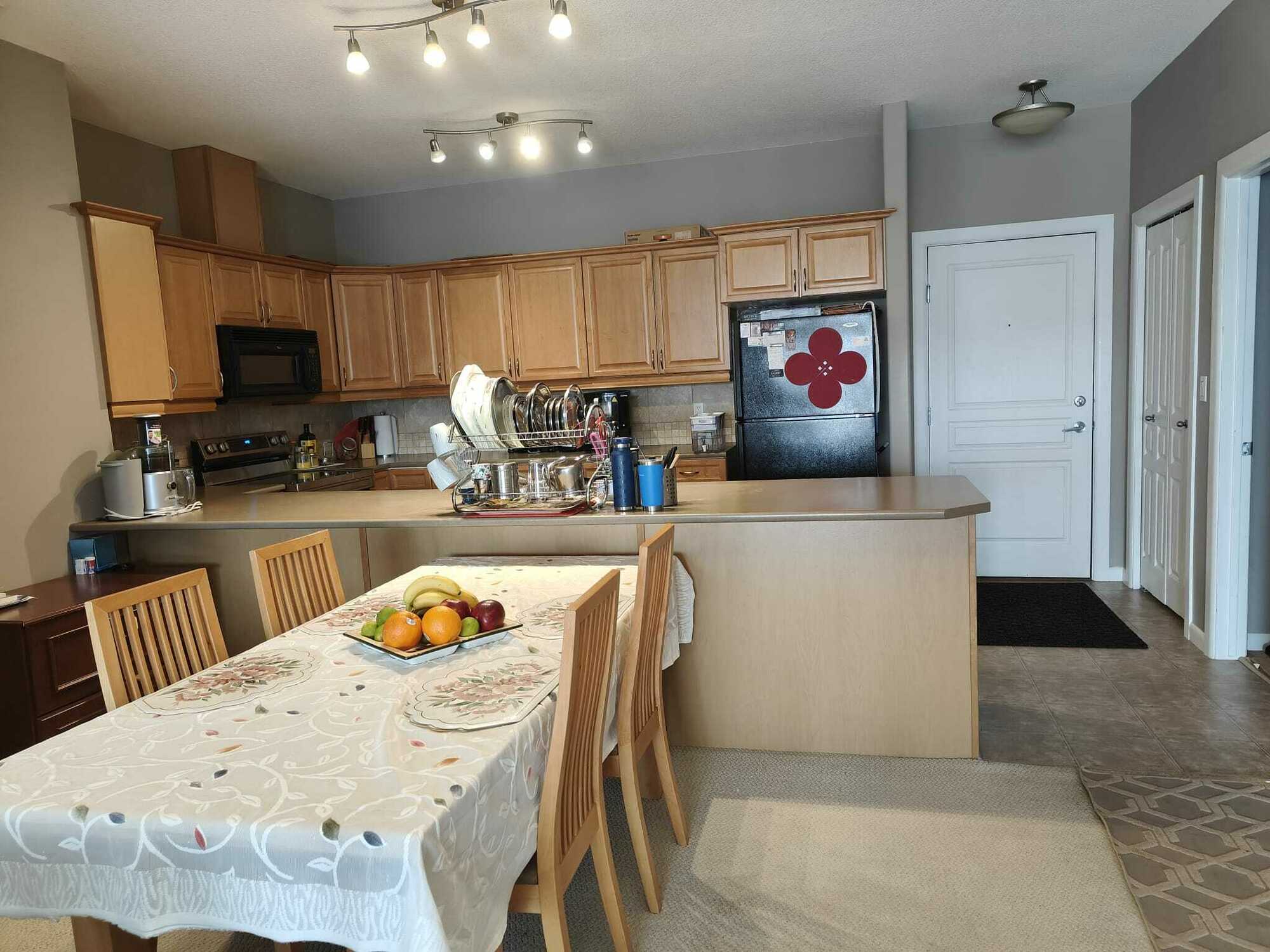 Quiet Top-Floor 2BR + Den Condo | Gym, Sauna & More 4