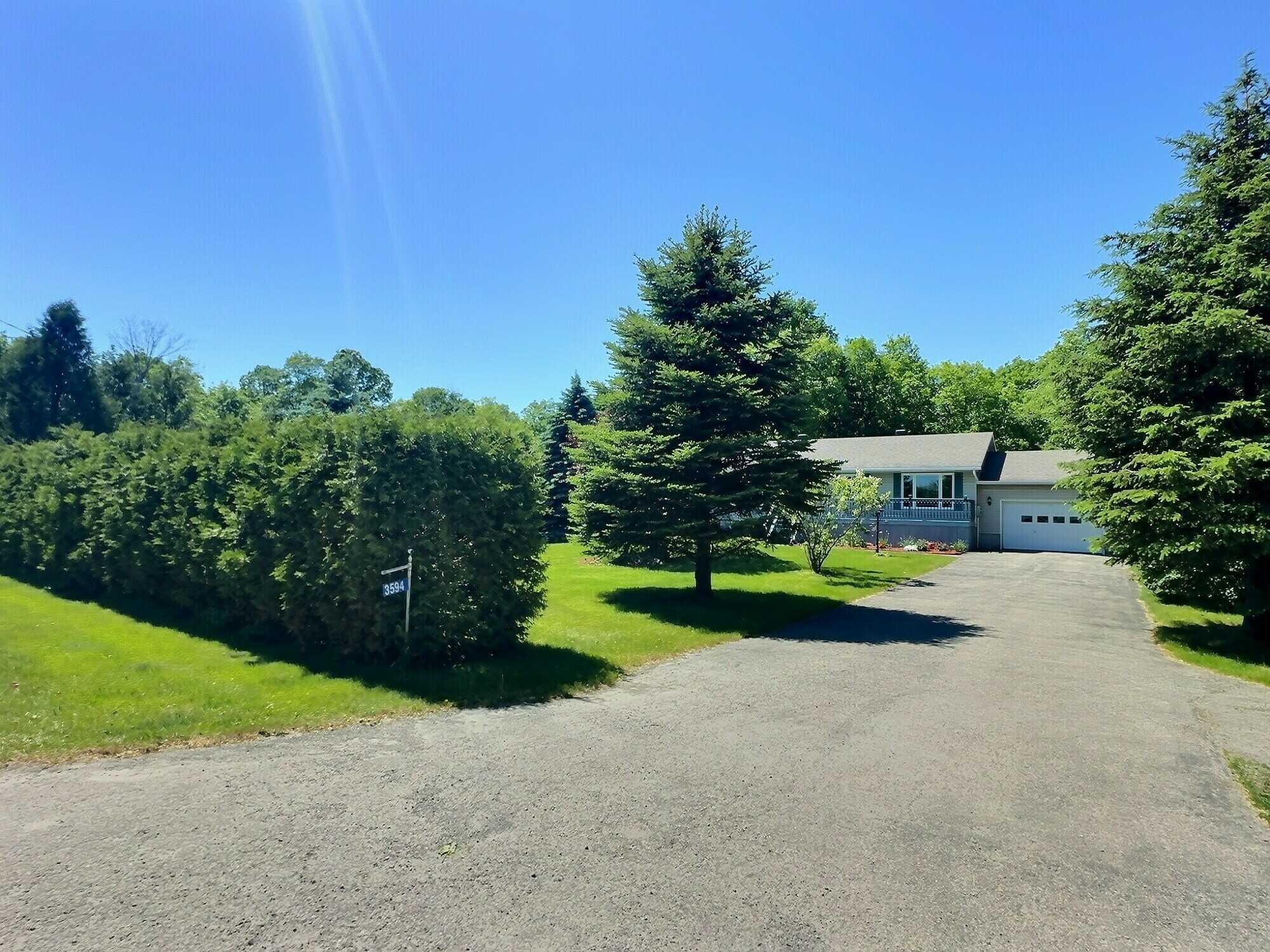 Charming bungalow on a private 1.5 Acre Lot - Minutes North of Brockville 3