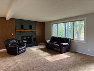 Spacious Acreage in a Family-Friendly Area 4