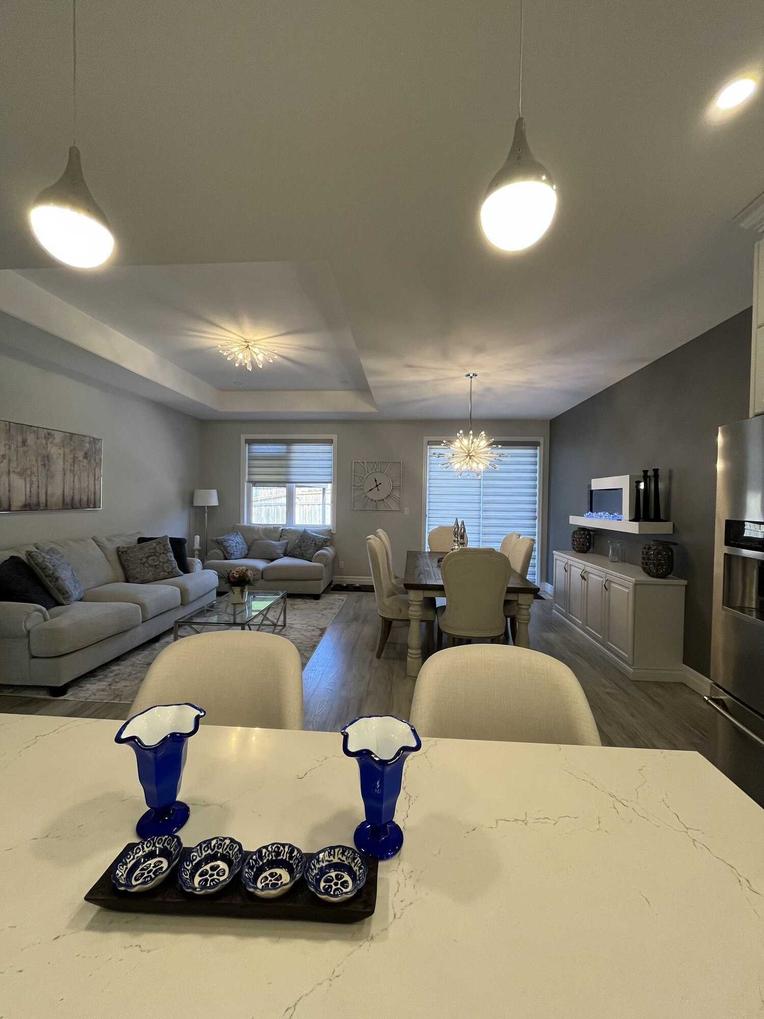 Exceptional opportunity to own this 4 bedroom, 3 bath home in a family friendly neighbour near recreational amenities, schools, restaurants and shopping. This Staikos built home was created for modern living and designed with a functional layout. 4