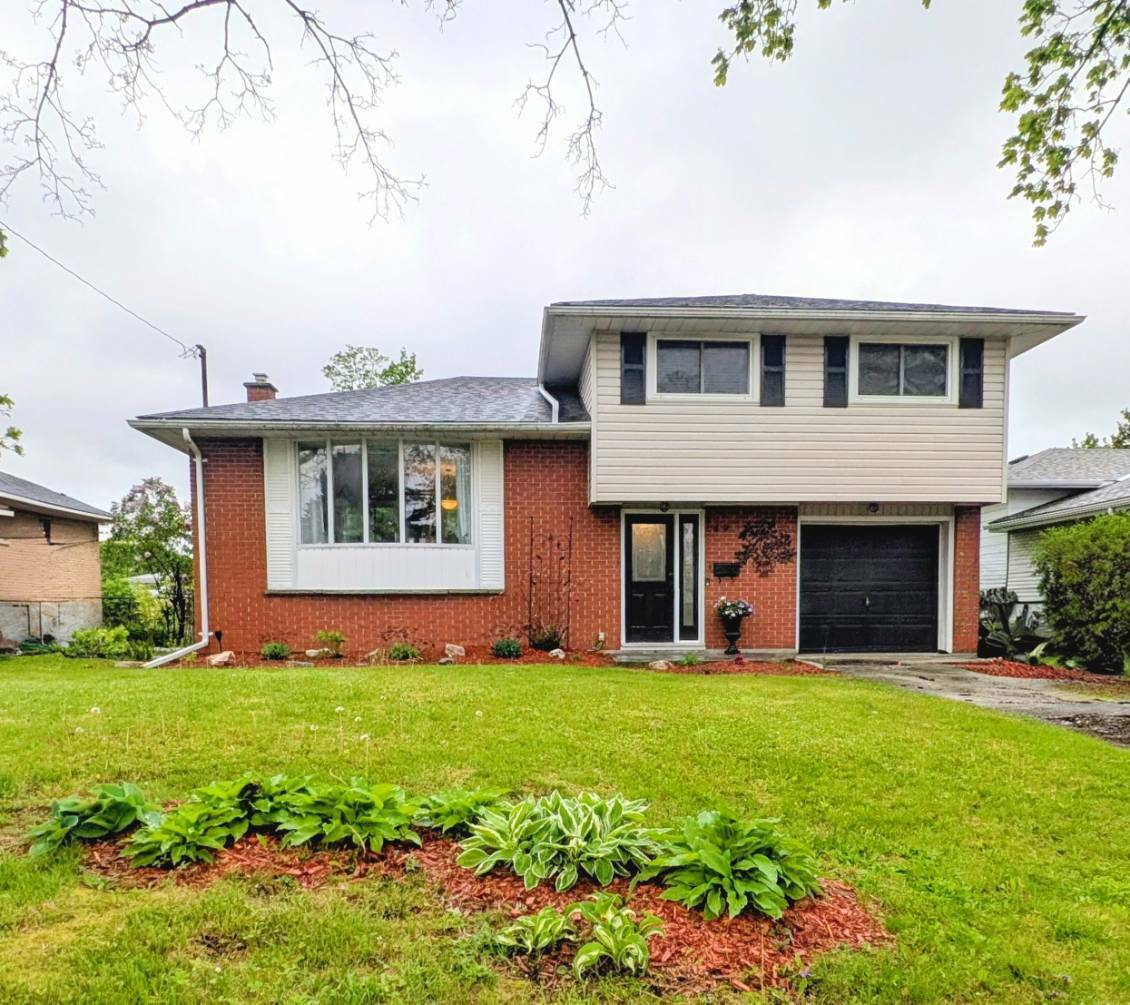 Park-Backed 4 Bedroom Side Split on Quiet East Belleville Crescent 2