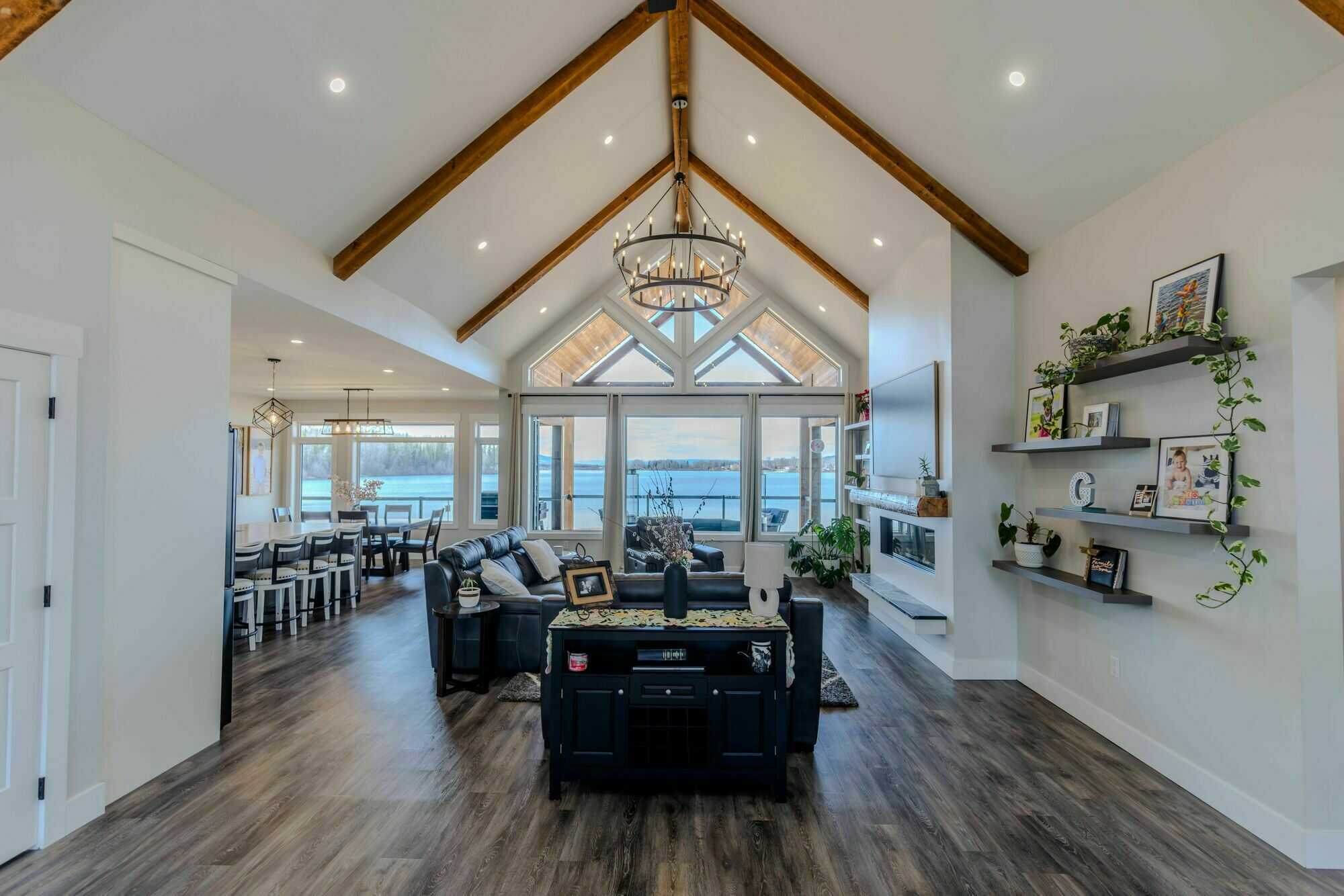 Exquisite Lakefront Executive Residence — Modern Design Meets Natural Beauty 5