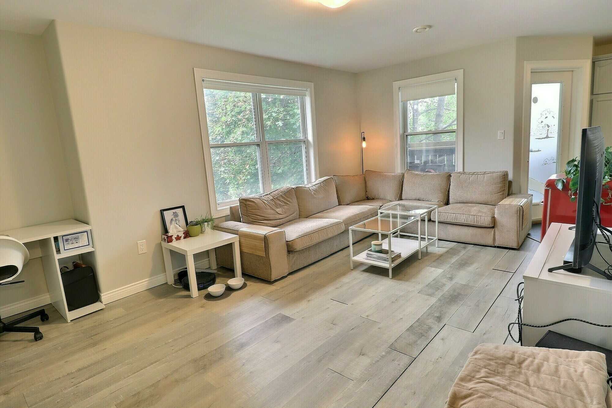 🏙️ Bright Top-Floor 2-Bedroom Condo in the Heart of Downtown! 2
