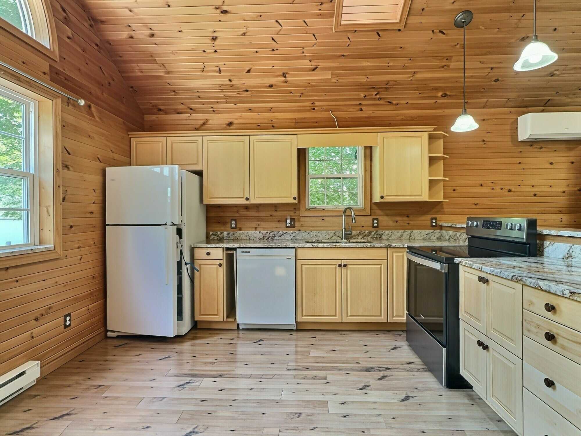 Escape to four-season recreation at beautiful Hart Lake! 2