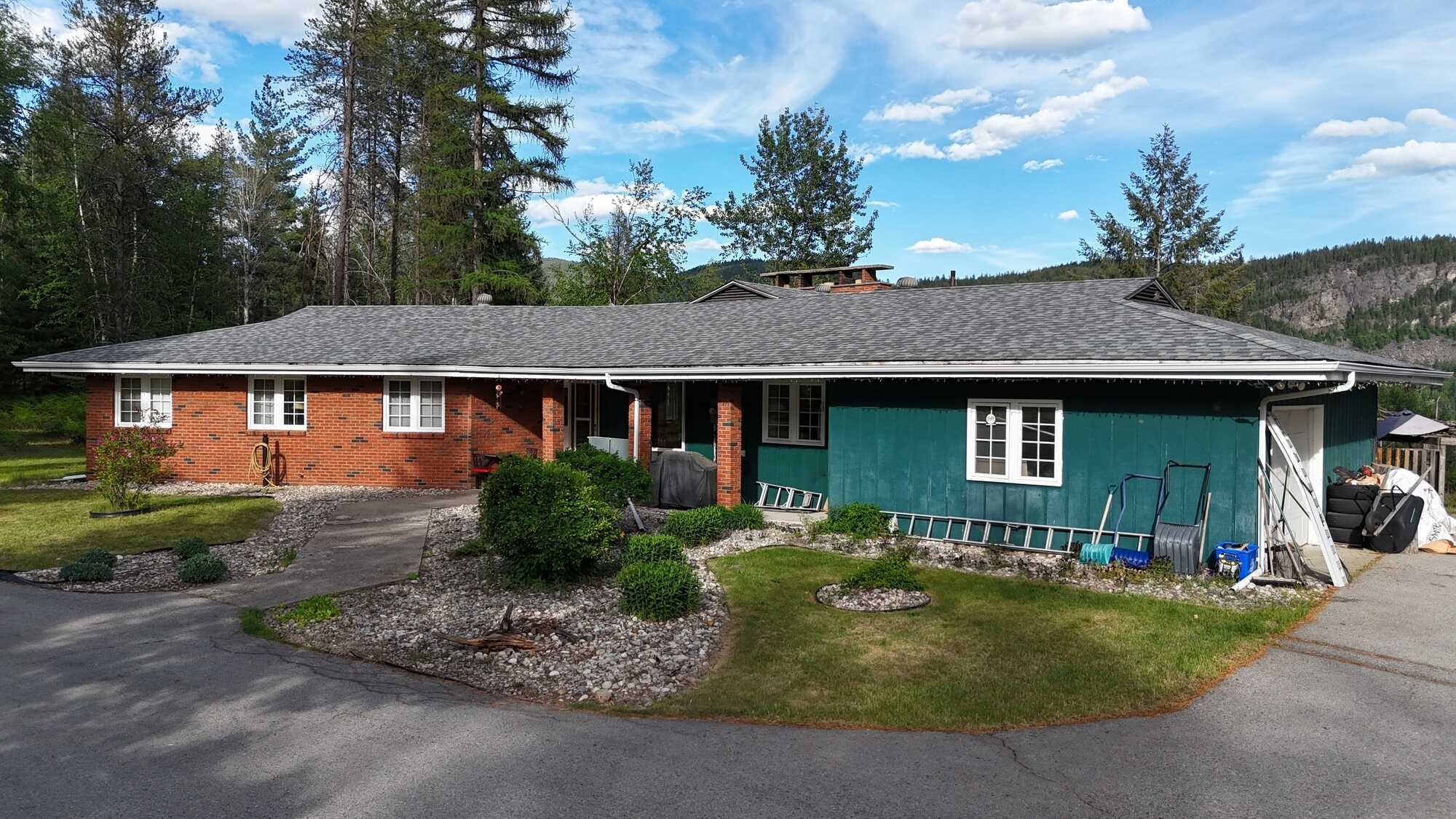 A Beautifully Set Family Home with Suite Potential — 525 Fairview Drive 4