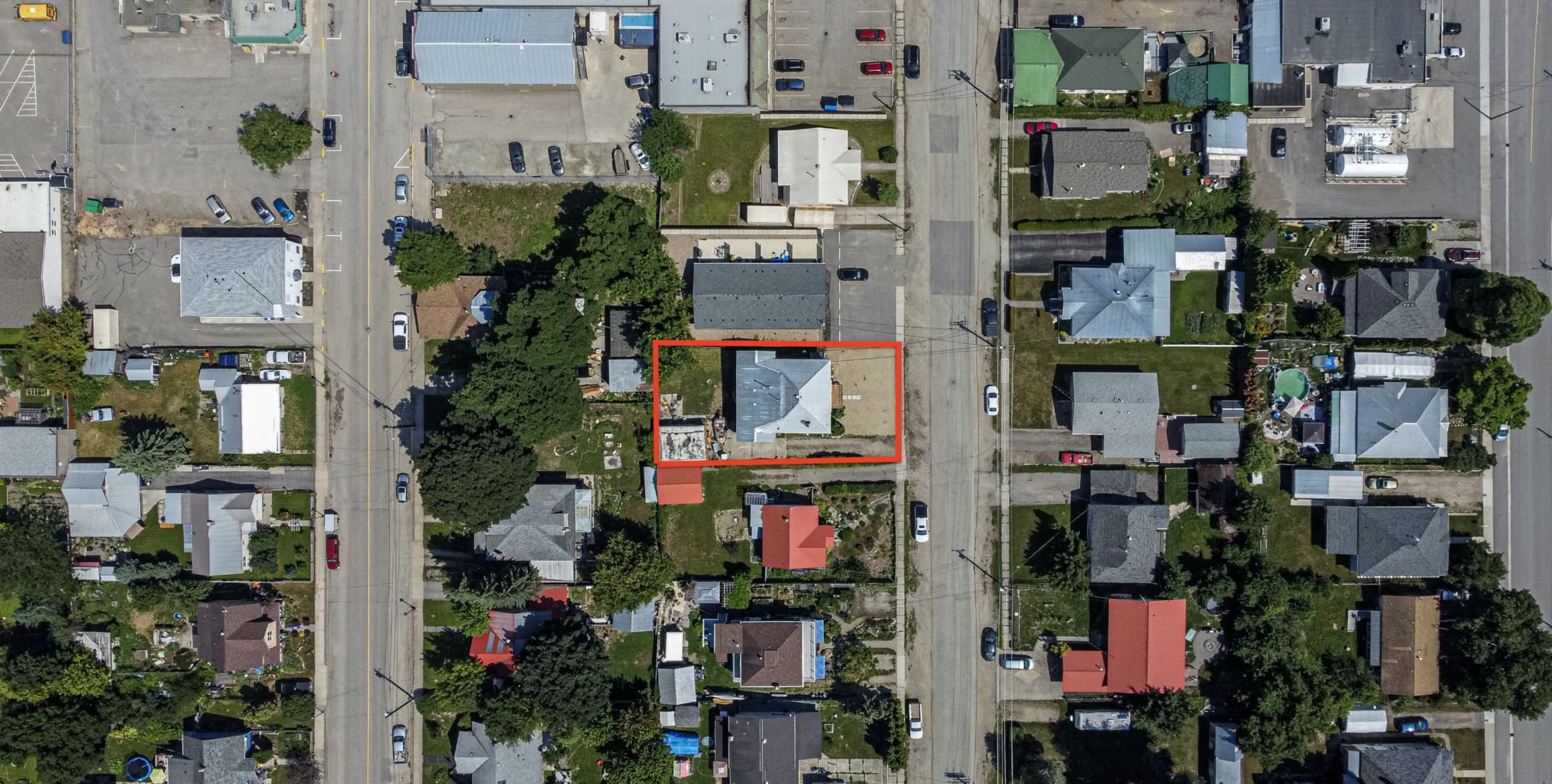 Incredible investment opportunity! Renovated 5 plex in central location, walking distance to town, with outstanding income. 3