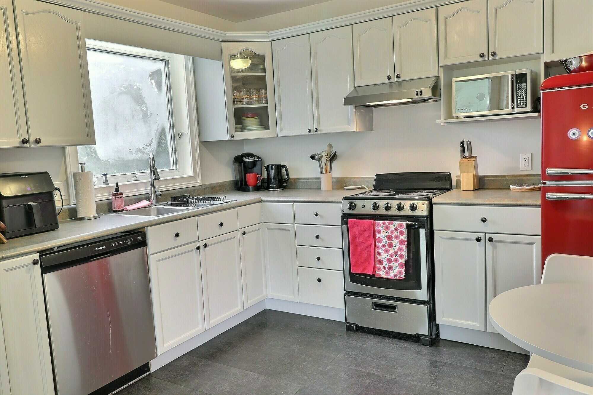 🏙️ Bright Top-Floor 2-Bedroom Condo in the Heart of Downtown! 4