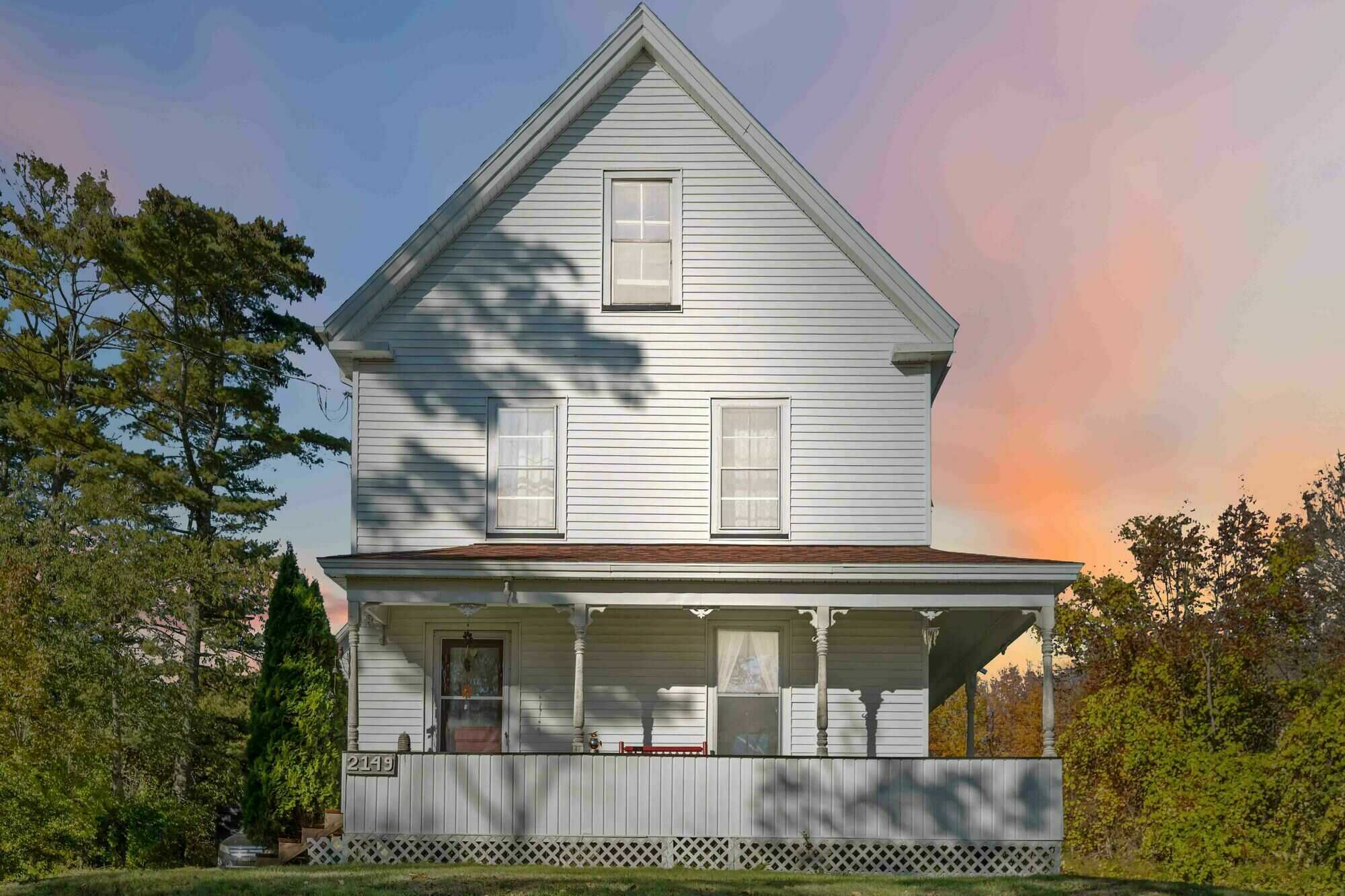 4-Bedroom Century Home for Sale in Kemptville, NS | 2,214 Sq Ft, Lake View, Fully Updated | $399,000 4