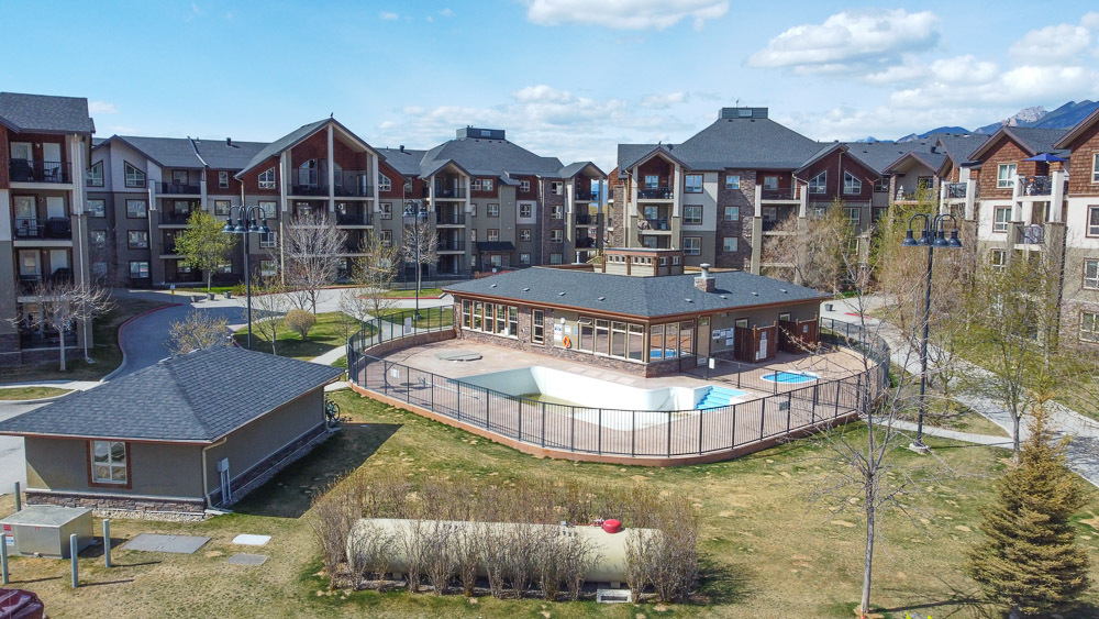 RECREATIONAL GETAWAY IN LAKE WINDERMERE POINTE! 2