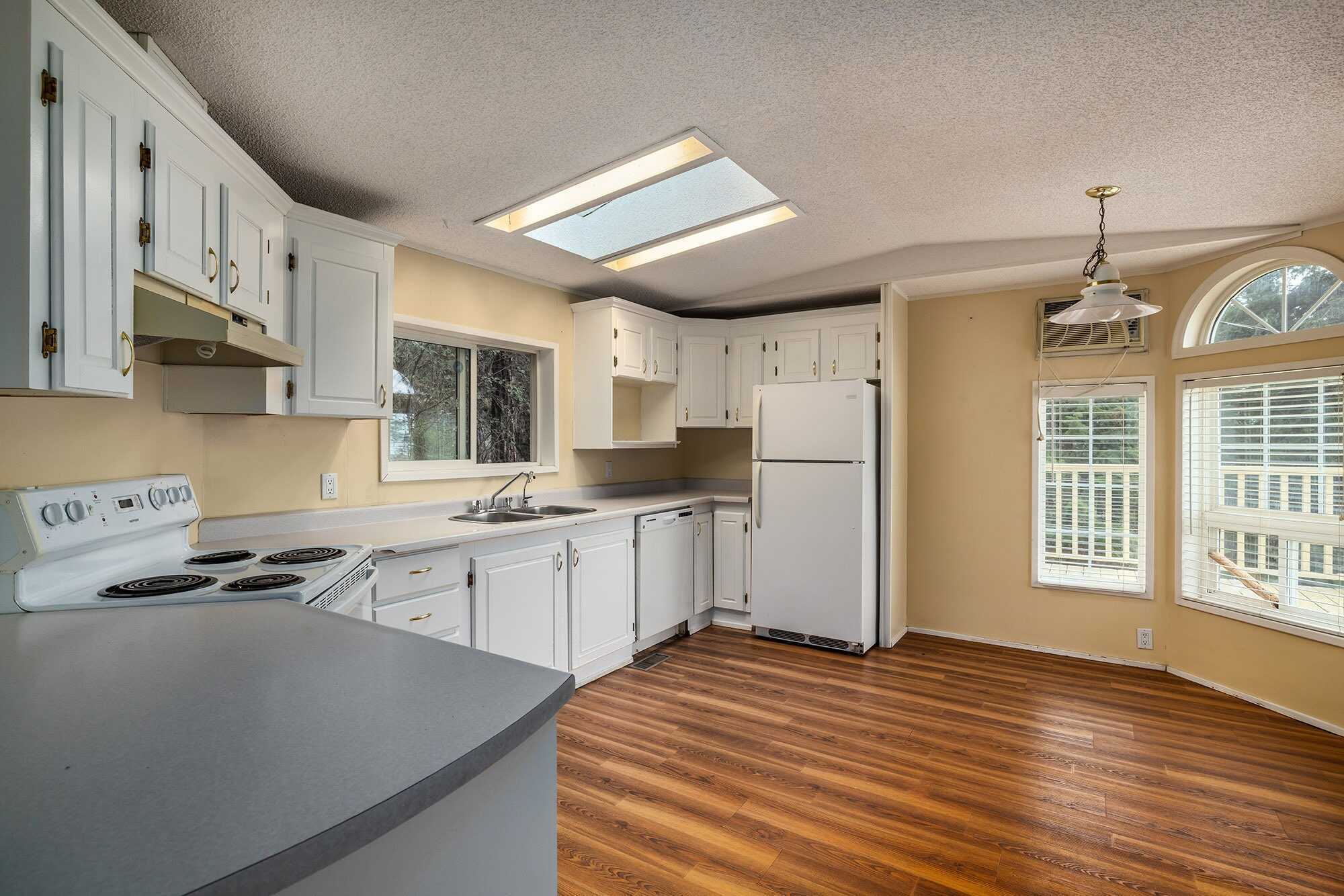 Manufactured home on 10.1 acres with panoramic views from Ellison overlooking the airport, city, lake and valley 3