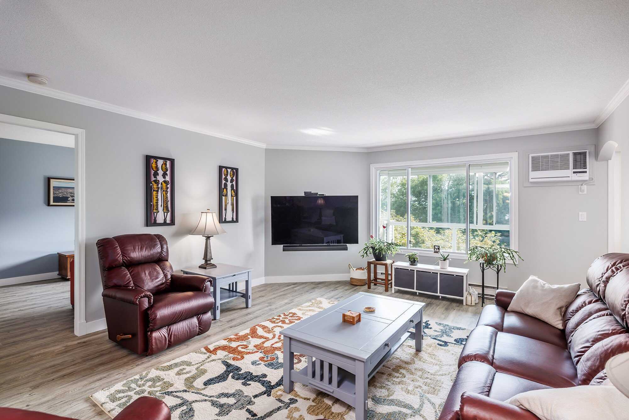 Welcome to Shaughnessy Green, beautiful condo complex located in central Kelowna on a quiet street with mature trees and park like setting. 2