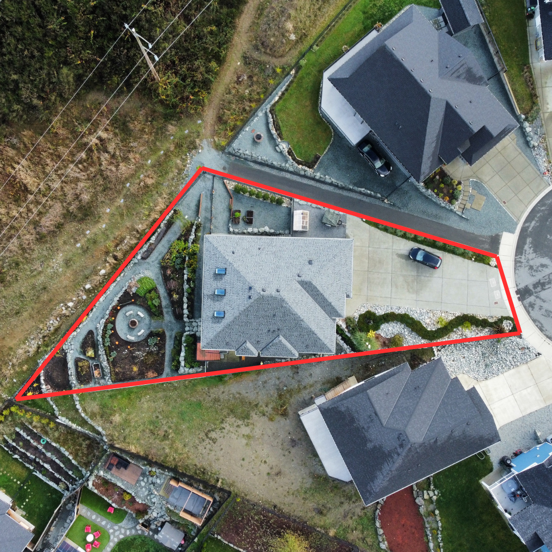 🏡 Custom built 4 Bedroom, 4 Bathroom Home with Legal Suite & Spectacular Ocean Views 4