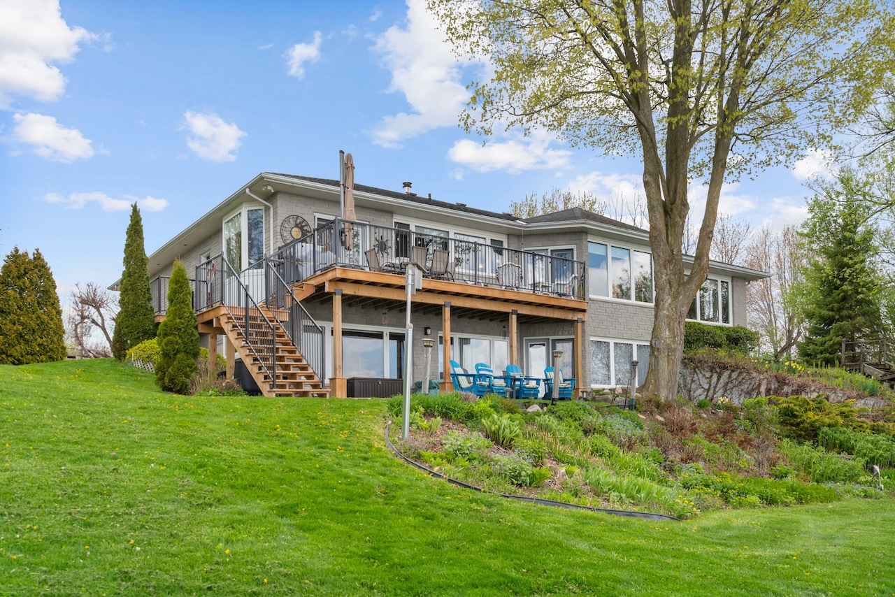 Stunning Waterfront Home on the St. Lawrence River - Private 2.2 Acres with Sandy Beach 3