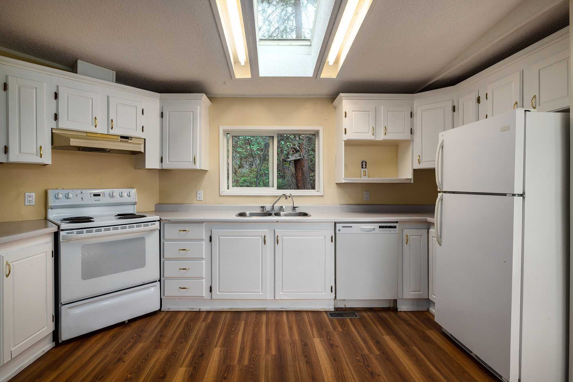 Manufactured home on 10.1 acres with panoramic views from Ellison overlooking the airport, city, lake and valley 4