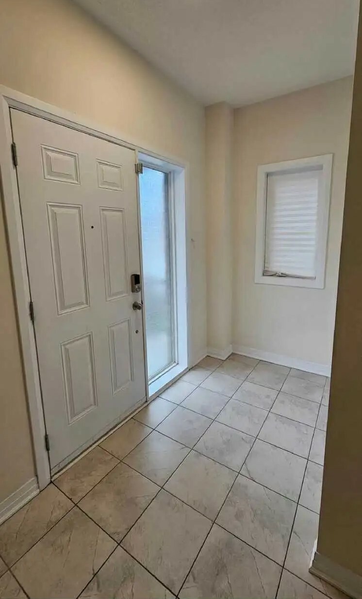 FOR SALE 3 bedroom, 2.5 bathroom house South Barrie location 2
