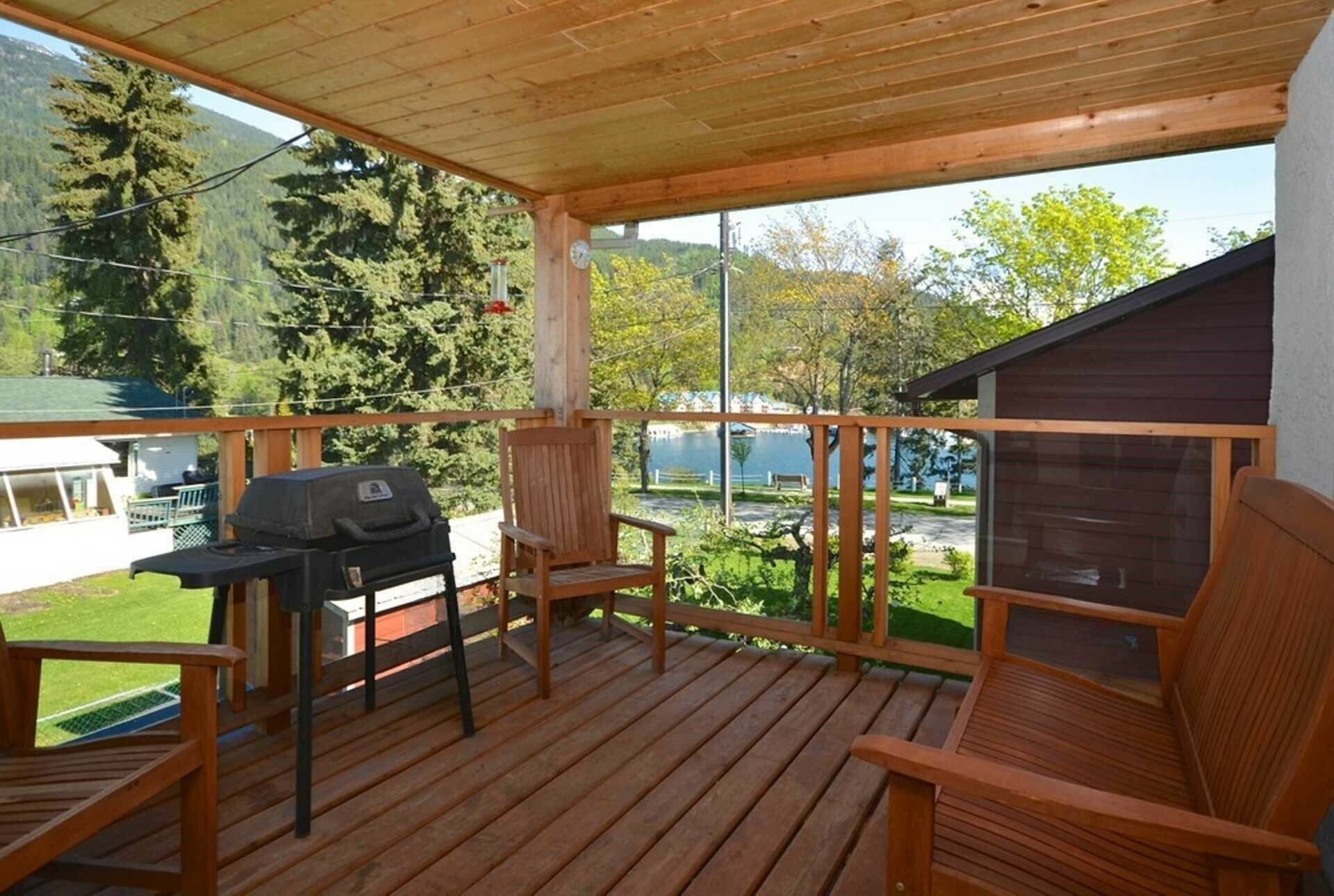 Large 4 Bed Family Home or a Duplex! High Potential Income Property! Kootenay Lake views & Fantastic Location in Kaslo! 4