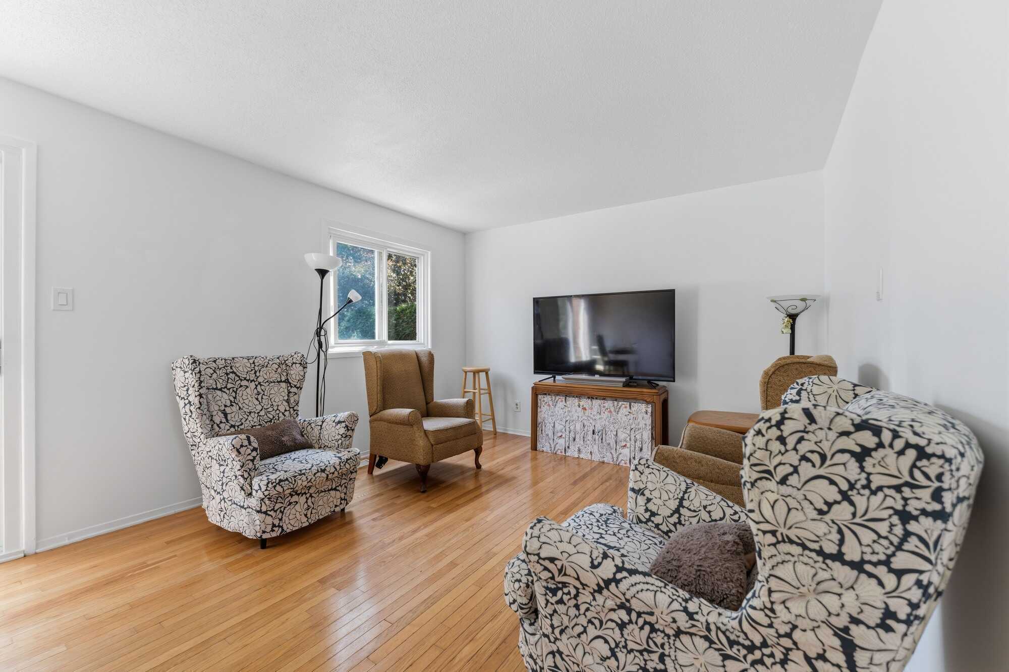 Spacious 4-Bedroom Condo with Private Treed Backyard and Unbeatable Location 4