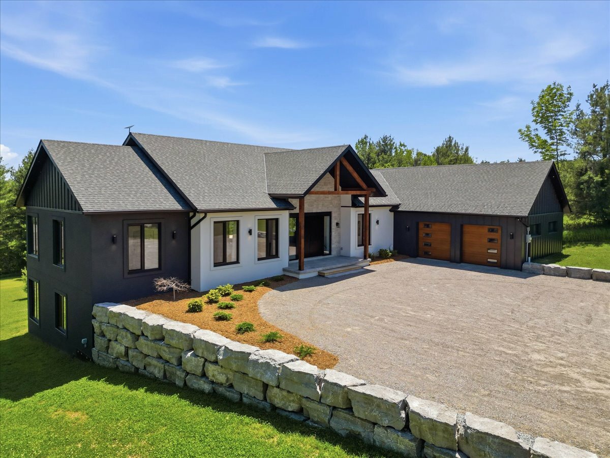 Welcome to 7 Humphries Road, an extraordinary luxury estate set on one of the most coveted streets in the renowned village of Warkworth, Ontario — recently recognized by The Globe and Mail as one of Canada’s Top 10 hidden getaway gems. 2