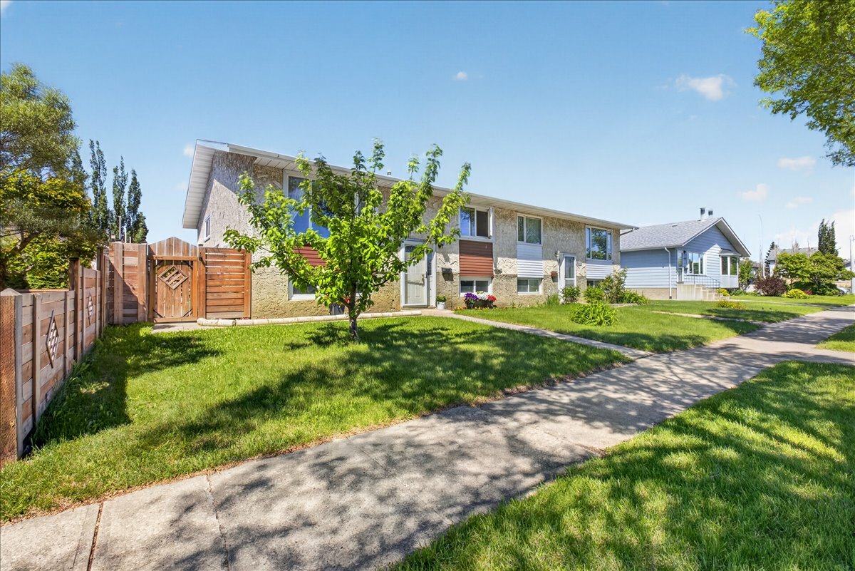 Well maintained 5-bedroom, 1,100 sq. ft. bi-level half duplex in a convenient north Edmonton location. 4