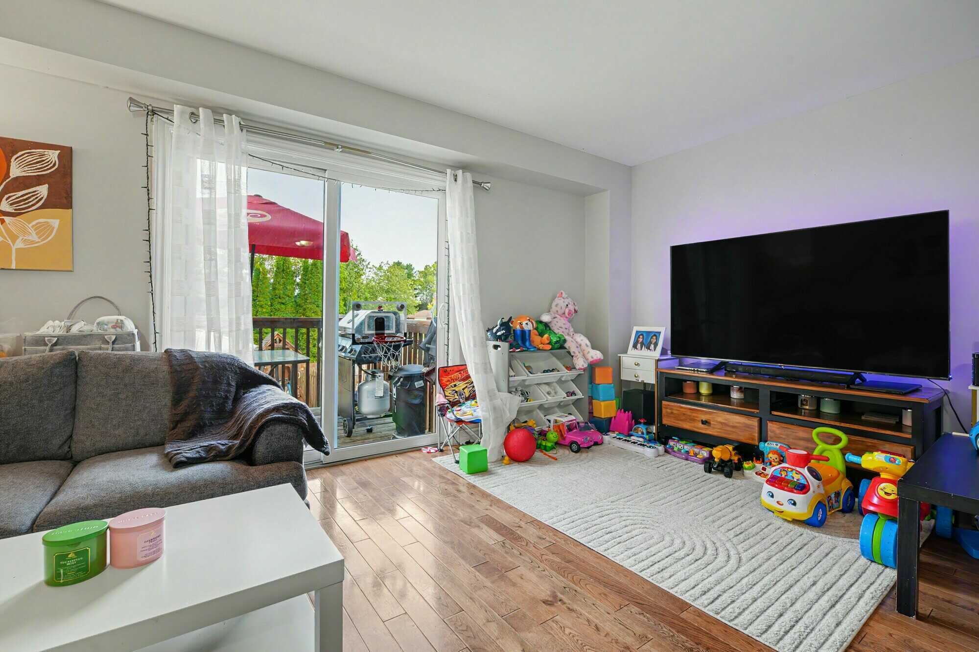 Spacious 3 Bedroom Freehold Townhouse End Unit on a Large Lot in a Family Friendly Community with Investment Potential 5