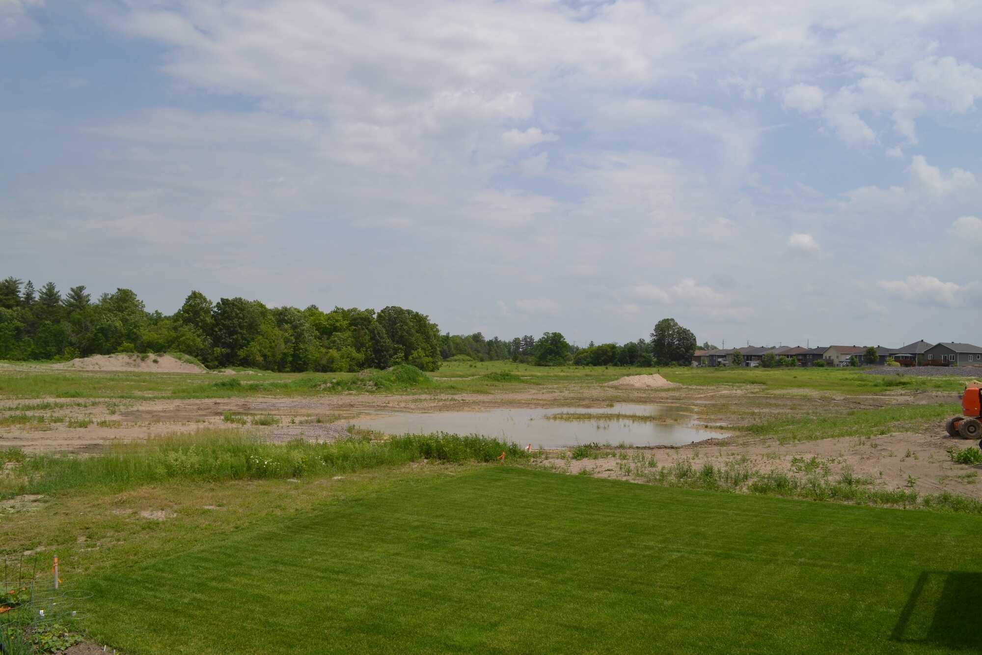 This two-storey townhome, 3 bedrooms + 2.5 baths, is located in an upscale neighborhood known as the Hunter Gate Subdivision
developed by McGrimmon Developments. 3