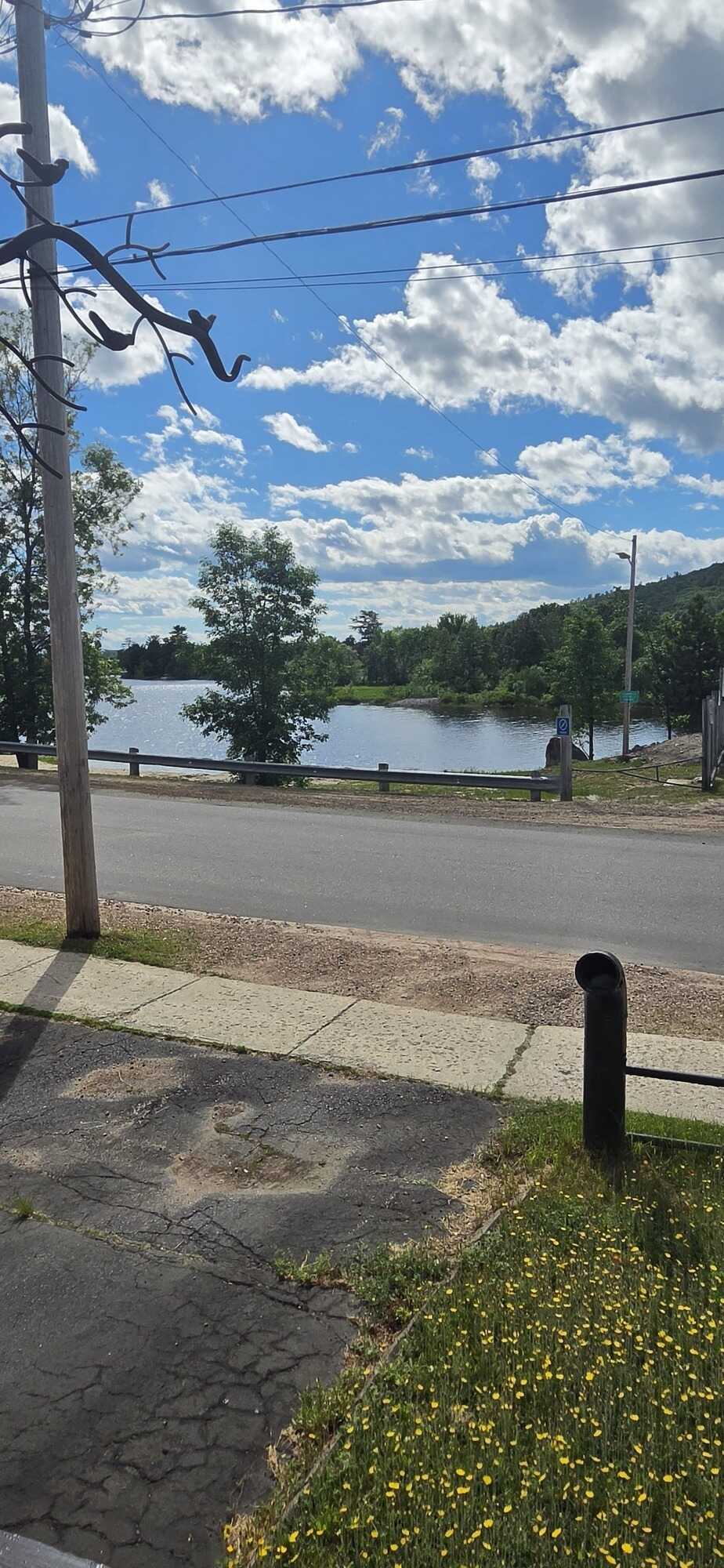 Cozy 3-Bedroom Home with Large Garage, Minutes from Fishing and Parks. 2