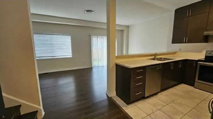 FOR SALE 3 bedroom, 2.5 bathroom house South Barrie location 4